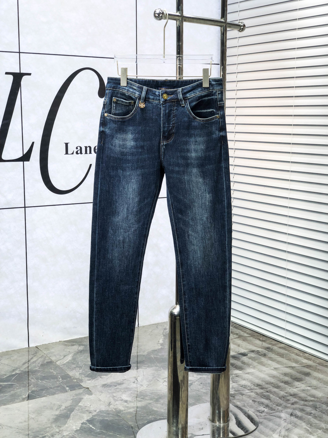 NO:648656,.Lv. 2025 autumn and winter high fashion style, super soft denim fabric, light washed jeans. The fabric is very special, super fine imitation cotton yarn blend, super soft and comfortable. It has the casual and casual feeling of denim, but also has a sense of relaxation and fashion. The cloth surface is refreshing, slightly elastic, and super soft for a long time to wear. The whole pair of pants is made of traditional hand-rubbing technology, and is washed with natural stone and light fermentation. The details are exquisite.  Size 29-38,,louis vuitton,jeans,alexander wang19860909.Lv.2025秋冬高级时装感,超柔牛仔面料 , 浅色洗水牛仔裤. 面料很特殊,超细精仿棉纱混纺,超柔舒适感. 具备牛仔随性感 ,休闲感 ,b亦有轻松感 ,时尚感. 布面清爽,微弹力,c超柔穿着时间长, 整条裤子全传统手擦工艺,自然石磨轻酵洗水.细节精致感. 尺码29-38,,louis vuitton,jeans,alexander wang,Men's clothing