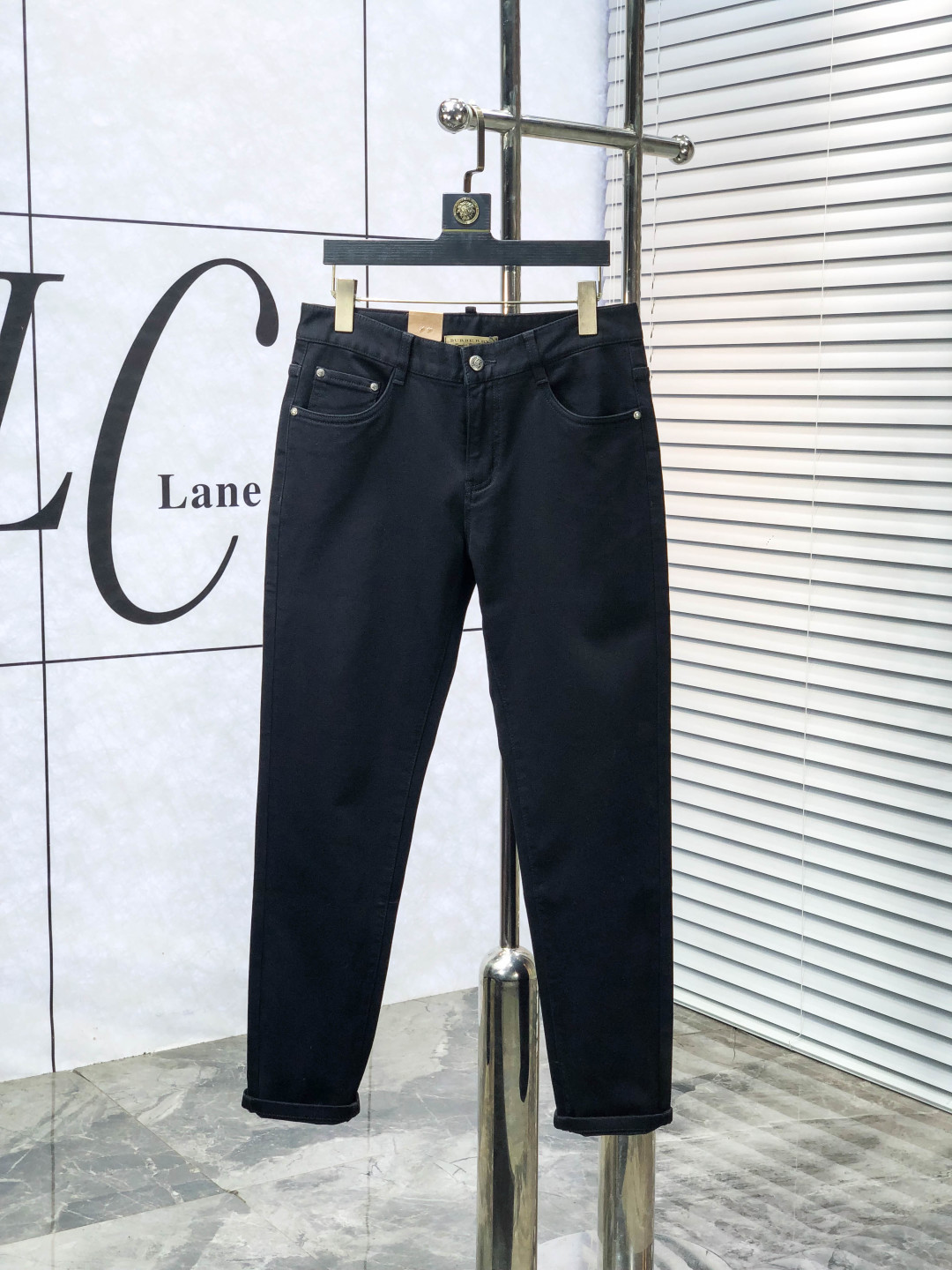 NO:648662,.Burberry. 2025 autumn and winter high fashion style, super soft denim fabric, light washed jeans. The fabric is very special, super fine cotton yarn blended, super soft and comfortable. It has the casual and casual feeling of denim, but also has a sense of relaxation and fashion. The cloth surface is refreshing, slightly elastic, and super soft for a long wearing time. The whole pair of pants is made of traditional hand-rubbing technology, and is washed with natural stone and light fermentation. The details are exquisite.  Size 29-38,,burberry,jeans,alexander wang19860909.巴宝莉.2025秋冬高级时装感,超柔牛仔面料 , 浅色洗水牛仔裤. 面料很特殊,超细精仿棉纱混纺,超柔舒适感. 具备牛仔随性感 ,休闲感 ,b亦有轻松感 ,时尚感. 布面清爽,微弹力,c超柔穿着时间长, 整条裤子全传统手擦工艺,自然石磨轻酵洗水.细节精致感. 尺码29-38,,burberry,jeans,alexander wang,Men's clothing