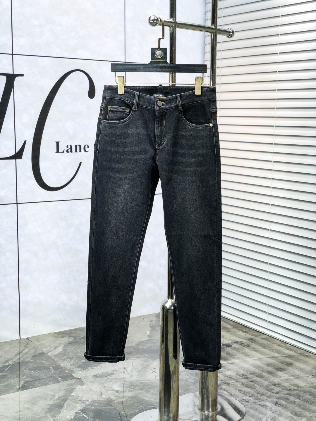 NO:648668,. Versace. 2025 autumn and winter high fashion sense, super soft denim fabric, light-colored washed jeans. The fabric is very special, ultra-fine fine imitation cotton yarn blend, super soft and comfortable. It has the casual and casual feeling of denim, but also has a sense of relaxation and fashion. The cloth surface is refreshing, slightly elastic, and super soft for a long wearing time. The whole pair of pants is made of traditional hand-rubbing technology, and is washed with natural stone and light fermentation. The details are exquisite.  Size 29-38,,versace,jeans,alexander wang19860909.范思哲.2025秋冬高级时装感,超柔牛仔面料 , 浅色洗水牛仔裤. 面料很特殊,超细精仿棉纱混纺,超柔舒适感. 具备牛仔随性感 ,休闲感 ,b亦有轻松感 ,时尚感. 布面清爽,微弹力,c超柔穿着时间长, 整条裤子全传统手擦工艺,自然石磨轻酵洗水.细节精致感. 尺码29-38,,versace,jeans,alexander wang,Men's clothing