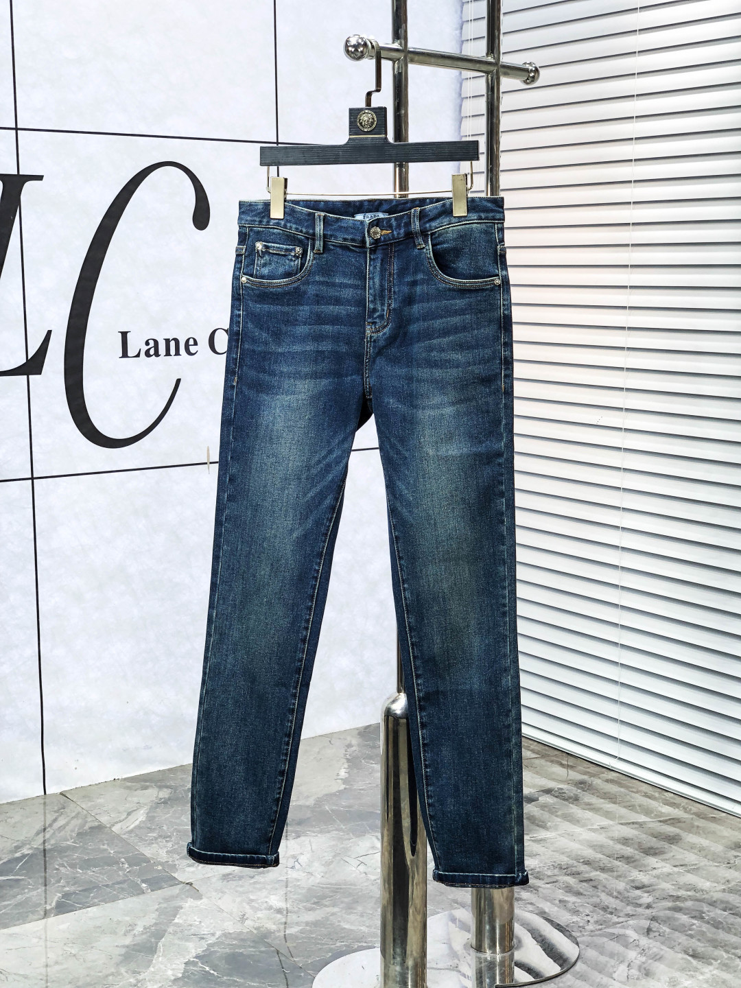 NO:648674,.Prada. 2025 autumn and winter high fashion sense, super soft denim fabric, light-colored washed jeans. The fabric is very special, ultra-fine fine imitation cotton yarn blend, super soft and comfortable. It has the casual and casual feeling of denim, but also has a sense of relaxation and fashion. The cloth surface is refreshing, slightly elastic, and super soft for a long time to wear. The whole pair of pants is made of traditional hand-rubbing technology, and is washed with natural stone and light fermentation. The details are exquisite.  Size 29-38,,prada,jeans,alexander wang19860909.普拉达.2025秋冬高级时装感,超柔牛仔面料 , 浅色洗水牛仔裤. 面料很特殊,超细精仿棉纱混纺,超柔舒适感. 具备牛仔随性感 ,休闲感 ,b亦有轻松感 ,时尚感. 布面清爽,微弹力,c超柔穿着时间长, 整条裤子全传统手擦工艺,自然石磨轻酵洗水.细节精致感. 尺码29-38,,prada,jeans,alexander wang,Men's clothing