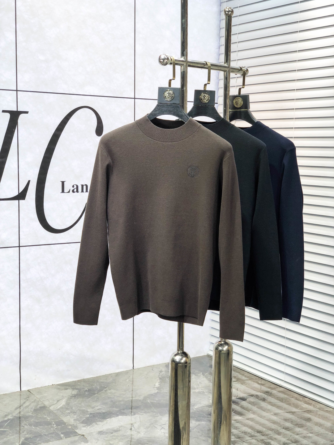 NO:644958,.Burberry. 2025ss new autumn and winter soft round neck wool sweater, exclusive design!  A sweater that contains 30% wool and 70% cotton with super smooth lines and is very in line with the aesthetic tone. The most basic style of 1f adopts a minimalist and low-key luxury style. In the fashion industry, the simpler the item, the easier it is to show a high-end fashion sense. The wool knitted blended fabric provided by customers is soft and comfortable to the touch, and has excellent skin-friendlyness. It is a very fashionable style for reducing age. It is a must-have item!  Counter size m-3xL. Wear 175/130 catties. Please state your height and weight when placing an order, burberry, sweaters, alexander wang19860909.巴宝莉.2025ss秋冬新品 柔软圆领羊毛针织衫,设计独家呈现！含30羊毛.70棉超级流畅线条感极符合美学基调的一款毛衣,1f最基础的款式以极简低调的奢华风格,在时尚界越简单的单品,越极易彰显出高级时髦感,客供羊毛针织混纺面料,触感柔软舒适,亲肤性极佳,极具减龄时髦款式,必入单品！专柜码数m-3xL .m穿175/130斤.下单报身高体重,,burberry,sweaters,alexander wang,Men's clothing