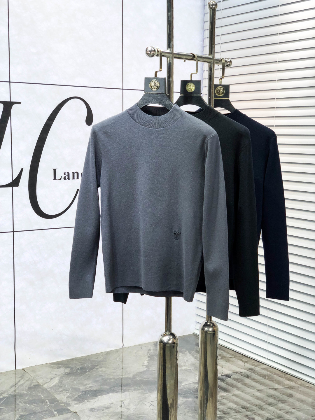 NO:646524,.Dior.2025ss new fall and winter product soft round neck wool sweater, exclusive design!  A sweater that contains 30% wool and 70% cotton with super smooth lines and is very in line with the aesthetic tone. The most basic style of 1f adopts a minimalist and low-key luxury style. In the fashion industry, the simpler the item, the easier it is to show a high-end fashion sense. The wool knitted blended fabric provided by customers is soft and comfortable to the touch, and has excellent skin-friendlyness. It is a very fashionable style for reducing age. It is a must-have item!  Counter size m-3xL. Wear 175/130 catties. Please state your height and weight when placing an order, dior, sweaters, alexander wang19860909.Dior.2025ss秋冬新品 柔软圆领羊毛针织衫,设计独家呈现！含30羊毛.70棉超级流畅线条感极符合美学基调的一款毛衣,1f最基础的款式以极简低调的奢华风格,在时尚界越简单的单品,越极易彰显出高级时髦感,客供羊毛针织混纺面料,触感柔软舒适,亲肤性极佳,极具减龄时髦款式,必入单品！专柜码数m-3xL .m穿175/130斤.下单报身高体重,,dior,sweaters,alexander wang,Men's clothing