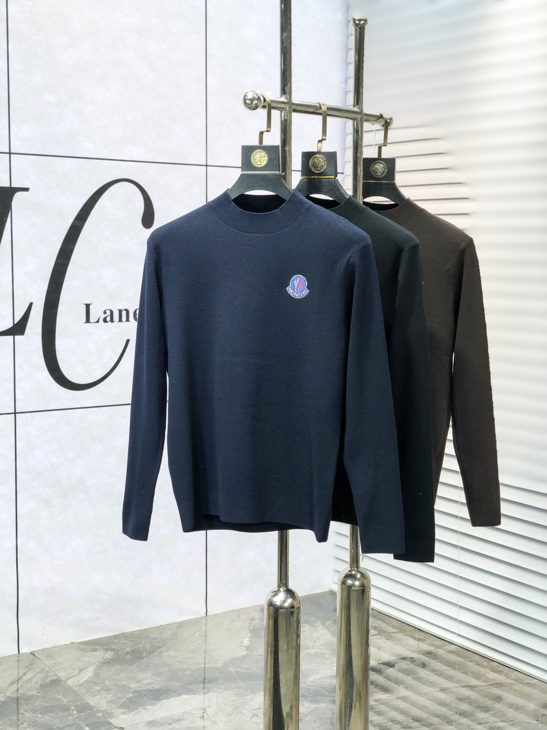 NO:644960,.Mengkou. 2025ss new fall and winter product soft round neck wool sweater, exclusive design!  A sweater that contains 30% wool and 70% cotton with super smooth lines and is very in line with the aesthetic tone. The most basic style of 1f adopts a minimalist and low-key luxury style. In the fashion industry, the simpler the item, the easier it is to show a high-end fashion sense. The wool knitted blended fabric provided by customers is soft and comfortable to the touch, and has excellent skin-friendlyness. It is a very fashionable style for reducing age. It is a must-have item!  Counter size m-3xL. Wear 175/130 catties. Please state your height and weight when placing an order, Moncler, sweaters, alexander wang19860909.蒙口.2025ss秋冬新品 柔软圆领羊毛针织衫,设计独家呈现！含30羊毛.70棉超级流畅线条感极符合美学基调的一款毛衣,1f最基础的款式以极简低调的奢华风格,在时尚界越简单的单品,越极易彰显出高级时髦感,客供羊毛针织混纺面料,触感柔软舒适,亲肤性极佳,极具减龄时髦款式,必入单品！专柜码数m-3xL .m穿175/130斤.下单报身高体重,,Moncler,sweaters,alexander wang,Men's clothing