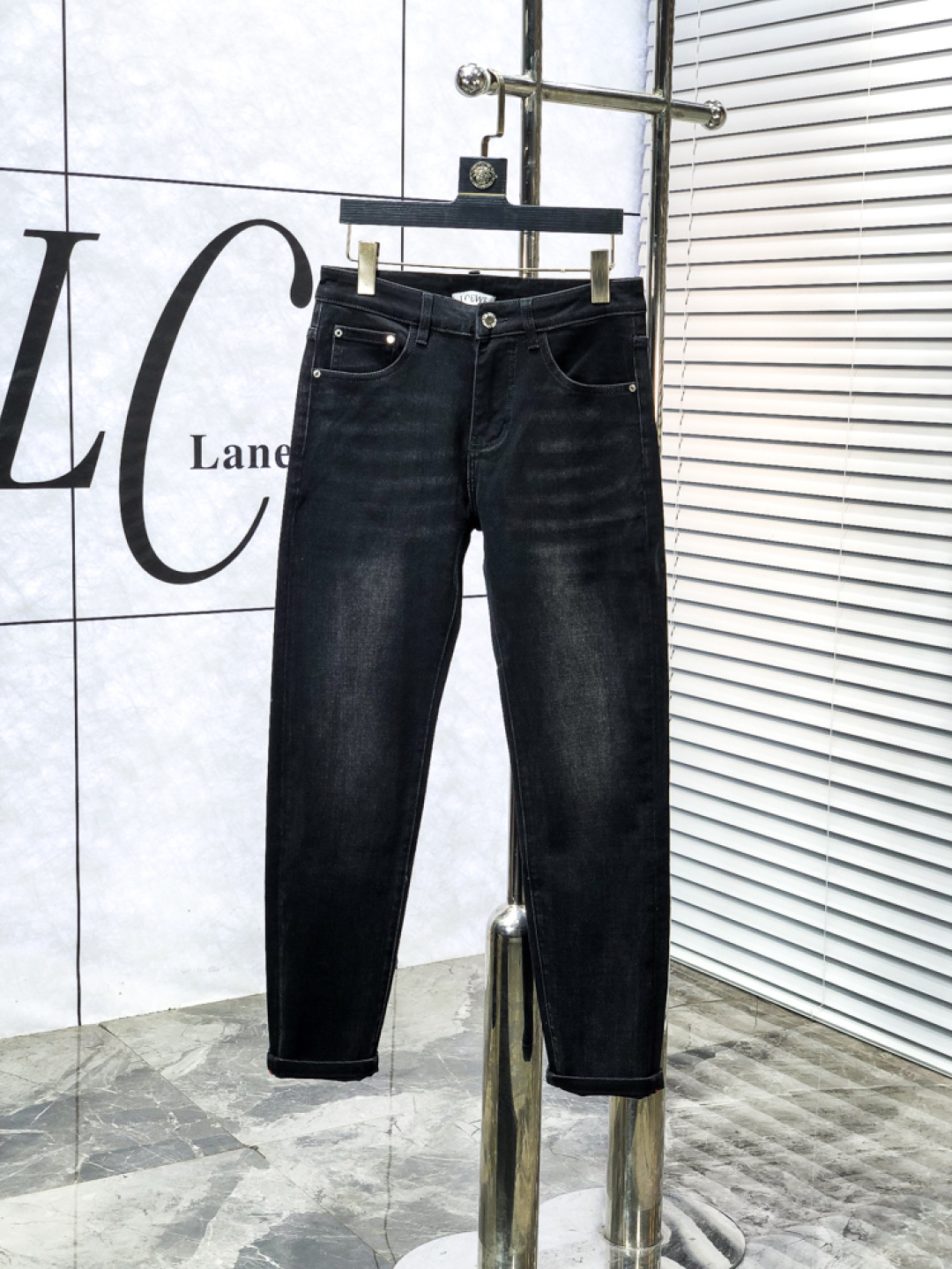 NO:644962,.Loewe. 2025 autumn and winter high fashion sense, super soft denim fabric, light-colored washed jeans. The fabric is very special, ultra-fine fine imitation cotton yarn blend, super soft and comfortable. It has the casual and casual feeling of denim, but also has a sense of relaxation and fashion. The cloth surface is refreshing, slightly elastic, and super soft for a long time to wear. The whole pair of pants is made of traditional hand-rubbing technology, and is washed with natural stone and light fermentation. The details are exquisite.  Size 29-38,,loewe,jeans,alexander wang19860909.罗意威.2025秋冬高级时装感,超柔牛仔面料 , 浅色洗水牛仔裤. 面料很特殊,超细精仿棉纱混纺,超柔舒适感. 具备牛仔随性感 ,休闲感 ,b亦有轻松感 ,时尚感. 布面清爽,微弹力,c超柔穿着时间长, 整条裤子全传统手擦工艺,自然石磨轻酵洗水.细节精致感. 尺码29-38,,loewe,jeans,alexander wang,Men's clothing