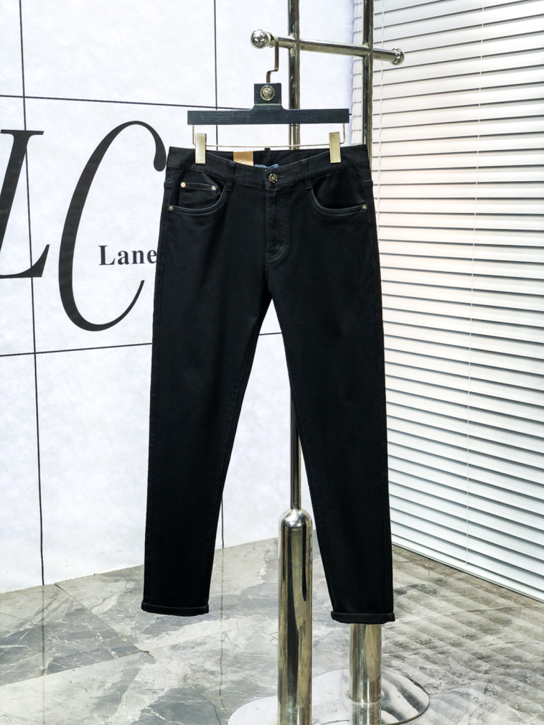 NO:644964,.Prada. 2025 autumn and winter high fashion sense, super soft denim fabric, light-colored washed jeans. The fabric is very special, ultra-fine fine imitation cotton yarn blend, super soft and comfortable. It has the casual and casual feeling of denim, but also has a sense of relaxation and fashion. The cloth surface is refreshing, slightly elastic, and super soft for a long time to wear. The whole pair of pants is made of traditional hand-rubbing technology, and is washed with natural stone and light fermentation. The details are exquisite.  Size 29-38,,prada,jeans,alexander wang19860909.普拉达.2025秋冬高级时装感,超柔牛仔面料 , 浅色洗水牛仔裤. 面料很特殊,超细精仿棉纱混纺,超柔舒适感. 具备牛仔随性感 ,休闲感 ,b亦有轻松感 ,时尚感. 布面清爽,微弹力,c超柔穿着时间长, 整条裤子全传统手擦工艺,自然石磨轻酵洗水.细节精致感. 尺码29-38,,prada,jeans,alexander wang,Men's clothing