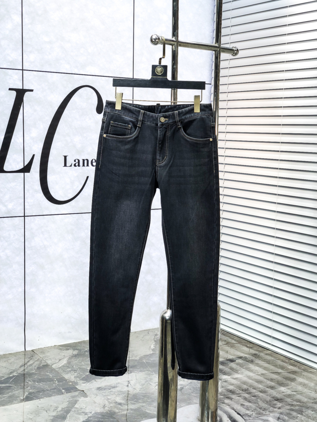 NO:644966,.LV.2025 Autumn and Winter high fashion sense, super soft denim fabric, light-colored washed jeans. The fabric is very special, ultra-fine fine imitation cotton yarn blend, super soft and comfortable. It has the casual and casual feeling of denim, but also has a sense of relaxation and fashion. The fabric surface is refreshing, slightly elastic, and super soft for a long wearing time. The whole pair of pants is made of traditional hand-rubbing technology, and is washed with natural stone and light fermentation. The details are exquisite.  Size 29-38,,louis vuitton,jeans,alexander wang19860909.LV.2025秋冬高级时装感,超柔牛仔面料 , 浅色洗水牛仔裤. 面料很特殊,超细精仿棉纱混纺,超柔舒适感. 具备牛仔随性感 ,休闲感 ,b亦有轻松感 ,时尚感. 布面清爽,微弹力,c超柔穿着时间长, 整条裤子全传统手擦工艺,自然石磨轻酵洗水.细节精致感. 尺码29-38,,louis vuitton,jeans,alexander wang,Men's clothing