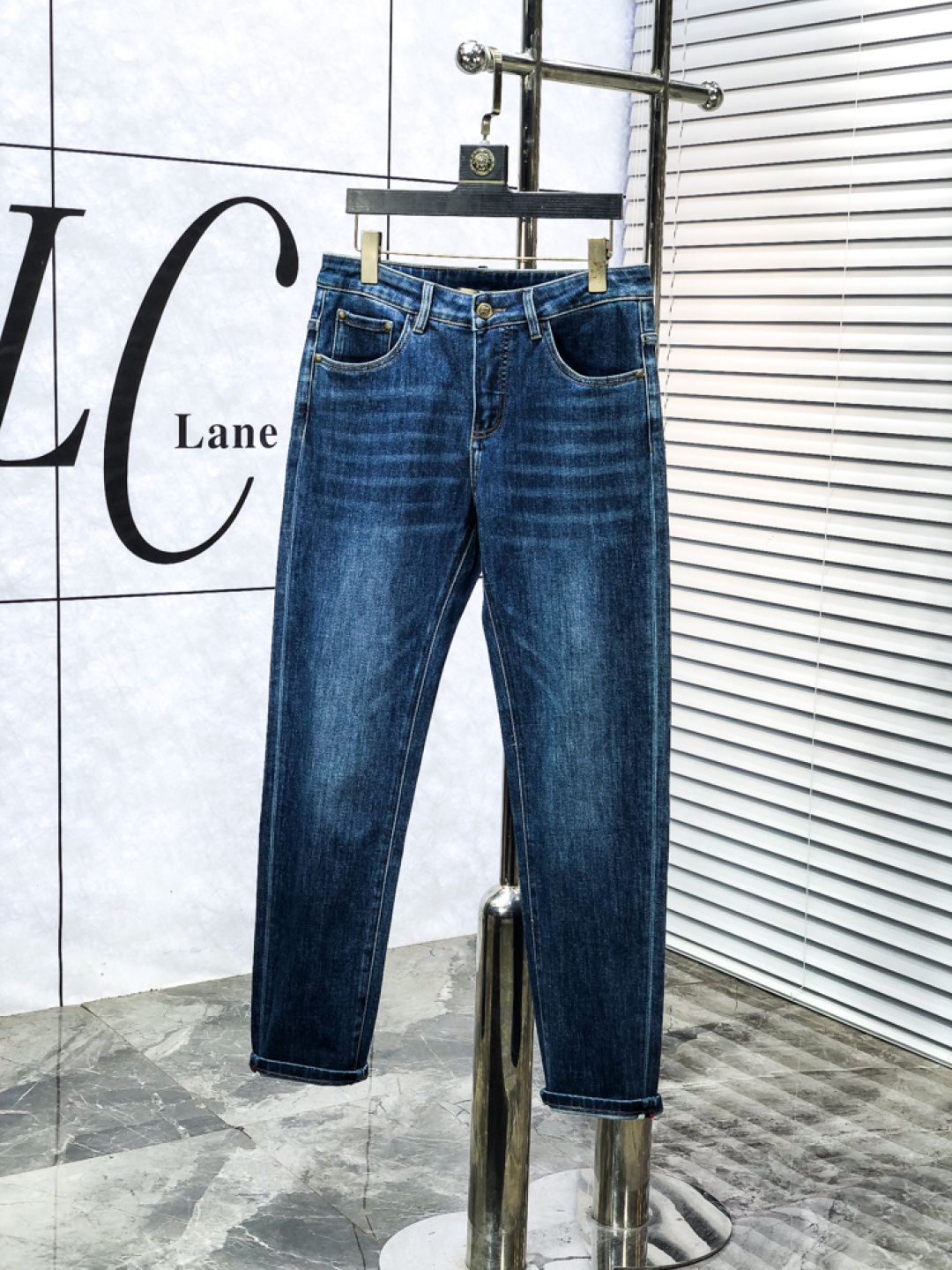 NO:644968,.Burberry. 2025 autumn and winter high fashion style, super soft denim fabric, light washed jeans. The fabric is very special, super fine cotton yarn blended, super soft and comfortable. It has the casual and casual feeling of denim, but also has a sense of relaxation and fashion. The cloth surface is refreshing, slightly elastic, and super soft for a long wearing time. The whole pair of pants is made of traditional hand-rubbing technology, and is washed with natural stone and light fermentation. The details are exquisite.  Size 29-38,,burberry,jeans,alexander wang19860909.巴宝莉.2025秋冬高级时装感,超柔牛仔面料 , 浅色洗水牛仔裤. 面料很特殊,超细精仿棉纱混纺,超柔舒适感. 具备牛仔随性感 ,休闲感 ,b亦有轻松感 ,时尚感. 布面清爽,微弹力,c超柔穿着时间长, 整条裤子全传统手擦工艺,自然石磨轻酵洗水.细节精致感. 尺码29-38,,burberry,jeans,alexander wang,Men's clothing