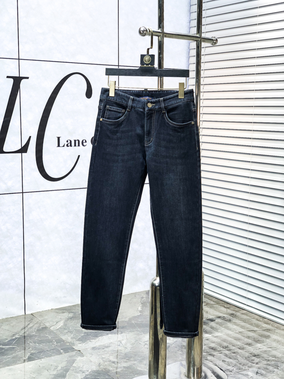 NO:644970,.Lv. 2025 autumn and winter high fashion style, super soft denim fabric, light washed jeans. The fabric is very special, super fine imitation cotton yarn blend, super soft and comfortable. It has the casual and casual feeling of denim, but also has a sense of relaxation and fashion. The cloth surface is refreshing, slightly elastic, and super soft for a long time to wear. The whole pair of pants is made of traditional hand-rubbing technology, and is washed with natural stone and light fermentation. The details are exquisite.  Size 29-38,,louis vuitton,jeans,alexander wang19860909.Lv.2025秋冬高级时装感,超柔牛仔面料 , 浅色洗水牛仔裤. 面料很特殊,超细精仿棉纱混纺,超柔舒适感. 具备牛仔随性感 ,休闲感 ,b亦有轻松感 ,时尚感. 布面清爽,微弹力,c超柔穿着时间长, 整条裤子全传统手擦工艺,自然石磨轻酵洗水.细节精致感. 尺码29-38,,louis vuitton,jeans,alexander wang,Men's clothing