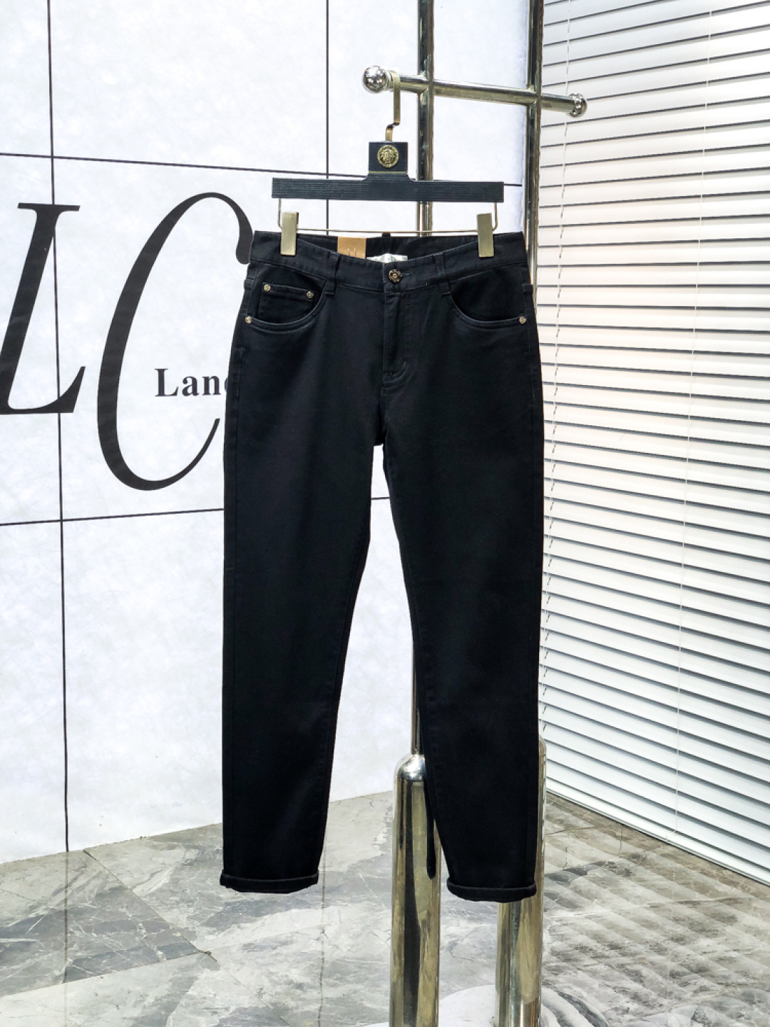 NO:644953,.Dior.2025 Autumn and Winter high fashion sense, super soft denim fabric, light-colored washed jeans. The fabric is very special, ultra-fine fine imitation cotton yarn blend, super soft and comfortable. It has the casual and casual feeling of denim, but also has a sense of relaxation and fashion. The cloth surface is refreshing, slightly elastic, and super soft for a long time to wear. The whole pair of pants is made of traditional hand-rubbing technology, and is washed with natural stone and light fermentation. The details are exquisite.  Size 29-38,,dior,jeans,alexander wang19860909.Dior.2025秋冬高级时装感,超柔牛仔面料 , 浅色洗水牛仔裤. 面料很特殊,超细精仿棉纱混纺,超柔舒适感. 具备牛仔随性感 ,休闲感 ,b亦有轻松感 ,时尚感. 布面清爽,微弹力,c超柔穿着时间长, 整条裤子全传统手擦工艺,自然石磨轻酵洗水.细节精致感. 尺码29-38,,dior,jeans,alexander wang,Men's clothing