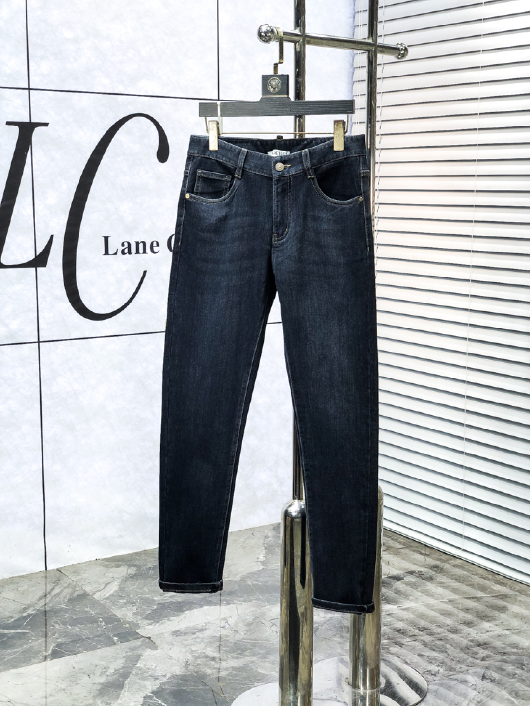 NO:644955,.Loewe. 2025 autumn and winter high fashion sense, super soft denim fabric, light-colored washed jeans. The fabric is very special, ultra-fine fine imitation cotton yarn blend, super soft and comfortable. It has the casual and casual feeling of denim, but also has a sense of relaxation and fashion. The cloth surface is refreshing, slightly elastic, and super soft for a long time to wear. The whole pair of pants is made of traditional hand-rubbing technology, and is washed with natural stone and light fermentation. The details are exquisite.  Size 29-38,,loewe,jeans,alexander wang19860909.罗意威.2025秋冬高级时装感,超柔牛仔面料 , 浅色洗水牛仔裤. 面料很特殊,超细精仿棉纱混纺,超柔舒适感. 具备牛仔随性感 ,休闲感 ,b亦有轻松感 ,时尚感. 布面清爽,微弹力,c超柔穿着时间长, 整条裤子全传统手擦工艺,自然石磨轻酵洗水.细节精致感. 尺码29-38,,loewe,jeans,alexander wang,Men's clothing