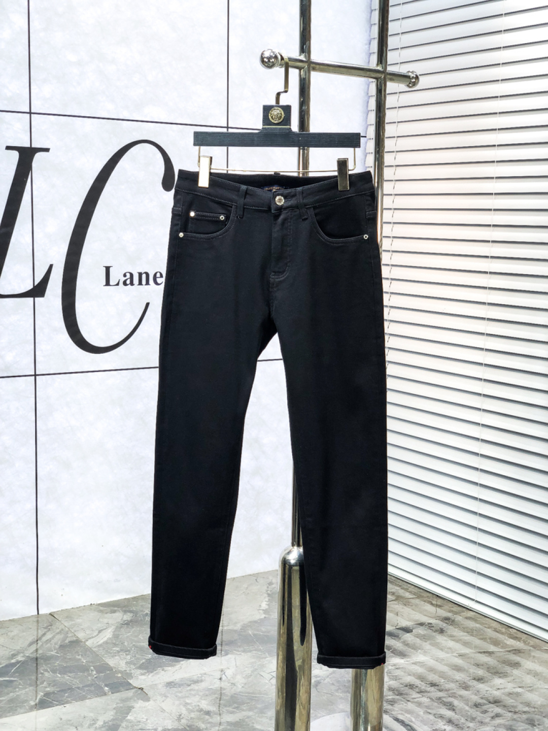 NO:644957,.Lv. 2025 autumn and winter high fashion style, super soft denim fabric, light washed jeans. The fabric is very special, super fine imitation cotton yarn blend, super soft and comfortable. It has the casual and casual feeling of denim, but also has a sense of relaxation and fashion. The cloth surface is refreshing, slightly elastic, and super soft for a long time to wear. The whole pair of pants is made of traditional hand-rubbing technology, and is washed with natural stone and light fermentation. The details are exquisite.  Size 29-38,,louis vuitton,jeans,alexander wang19860909.Lv.2025秋冬高级时装感,超柔牛仔面料 , 浅色洗水牛仔裤. 面料很特殊,超细精仿棉纱混纺,超柔舒适感. 具备牛仔随性感 ,休闲感 ,b亦有轻松感 ,时尚感. 布面清爽,微弹力,c超柔穿着时间长, 整条裤子全传统手擦工艺,自然石磨轻酵洗水.细节精致感. 尺码29-38,,louis vuitton,jeans,alexander wang,Men's clothing