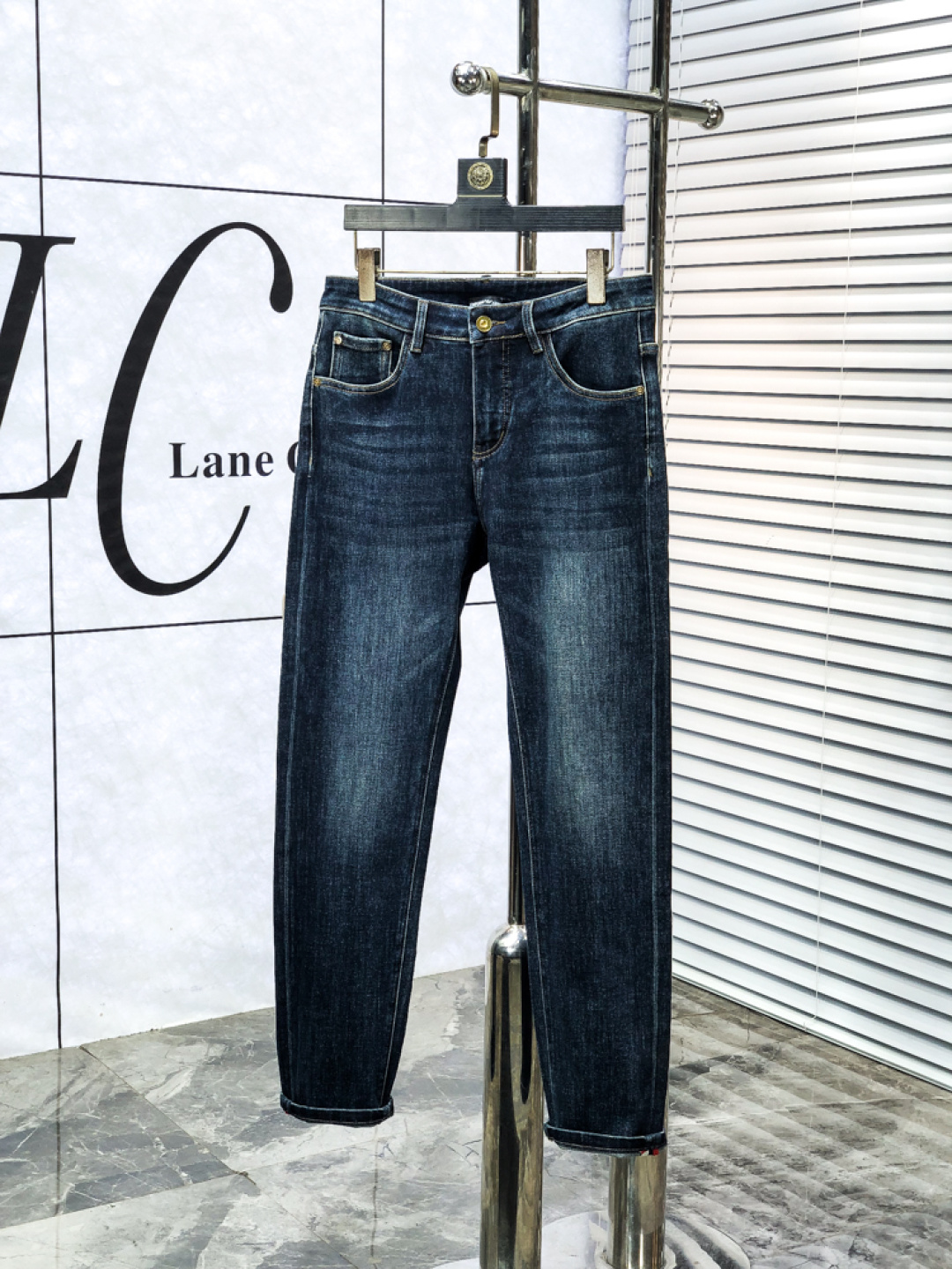 NO:644959,.Armani. 2025 Autumn and Winter high fashion sense, super soft denim fabric, light-colored washed jeans. The fabric is very special, ultra-fine fine imitation cotton yarn blend, super soft and comfortable. It has the casual and casual feeling of denim, but also has a sense of relaxation and fashion. The cloth surface is refreshing, slightly elastic, and super soft for a long time to wear. The whole pair of pants is made of traditional hand-rubbing technology, and is washed with natural stone and light fermentation. The details are exquisite.  Size 29-38,,armani,jeans,alexander wang19860909.阿玛尼.2025秋冬高级时装感,超柔牛仔面料 , 浅色洗水牛仔裤. 面料很特殊,超细精仿棉纱混纺,超柔舒适感. 具备牛仔随性感 ,休闲感 ,b亦有轻松感 ,时尚感. 布面清爽,微弹力,c超柔穿着时间长, 整条裤子全传统手擦工艺,自然石磨轻酵洗水.细节精致感. 尺码29-38,,armani,jeans,alexander wang,Men's clothing