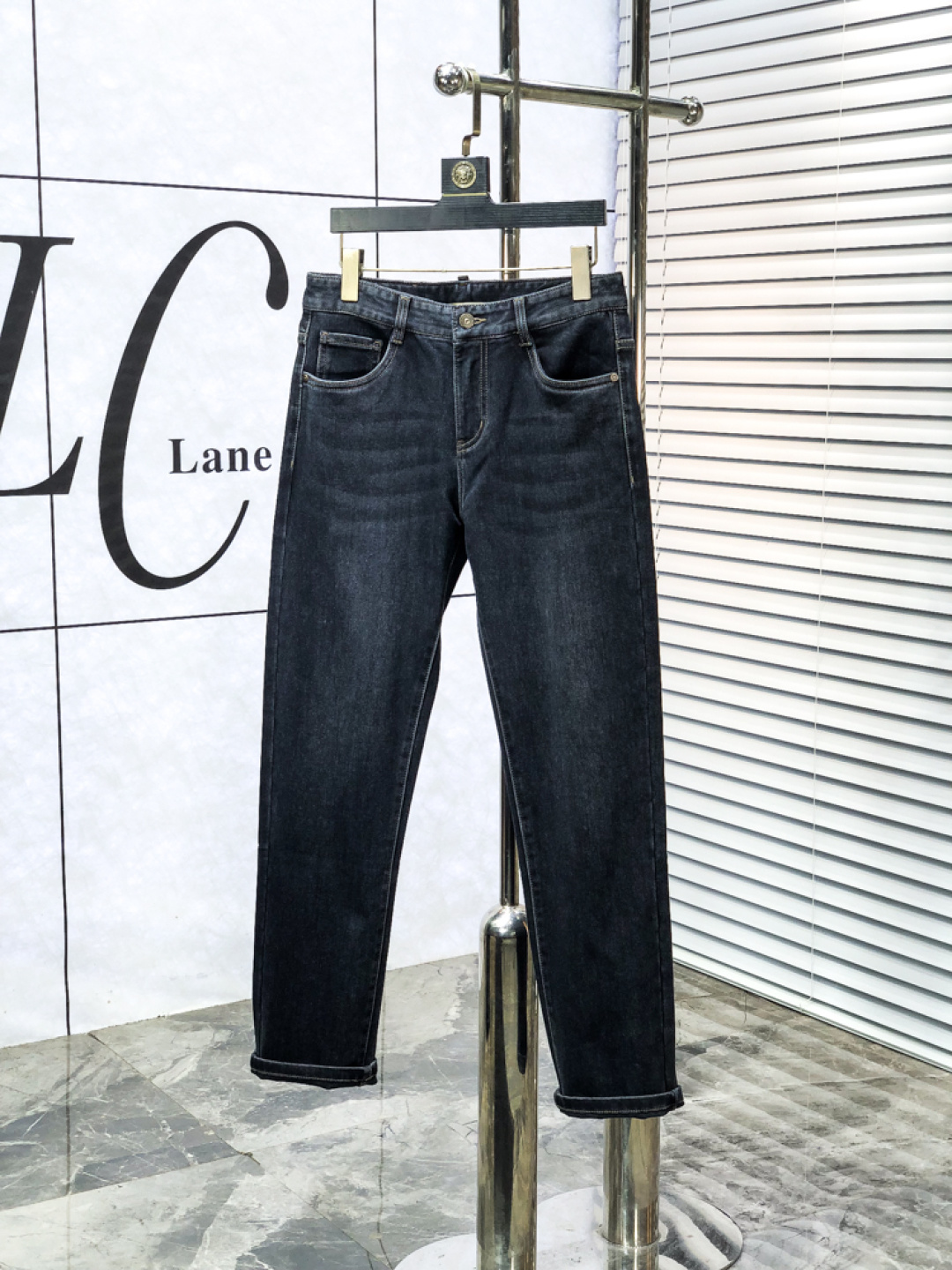 NO:644961,.Burberry. 2025 autumn and winter high fashion style, super soft denim fabric, light washed jeans. The fabric is very special, super fine cotton yarn blended, super soft and comfortable. It has the casual and casual feeling of denim, but also has a sense of relaxation and fashion. The cloth surface is refreshing, slightly elastic, and super soft for a long wearing time. The whole pair of pants is made of traditional hand-rubbing technology, and is washed with natural stone and light fermentation. The details are exquisite.  Size 29-38,,burberry,jeans,alexander wang19860909.巴宝莉.2025秋冬高级时装感,超柔牛仔面料 , 浅色洗水牛仔裤. 面料很特殊,超细精仿棉纱混纺,超柔舒适感. 具备牛仔随性感 ,休闲感 ,b亦有轻松感 ,时尚感. 布面清爽,微弹力,c超柔穿着时间长, 整条裤子全传统手擦工艺,自然石磨轻酵洗水.细节精致感. 尺码29-38,,burberry,jeans,alexander wang,Men's clothing