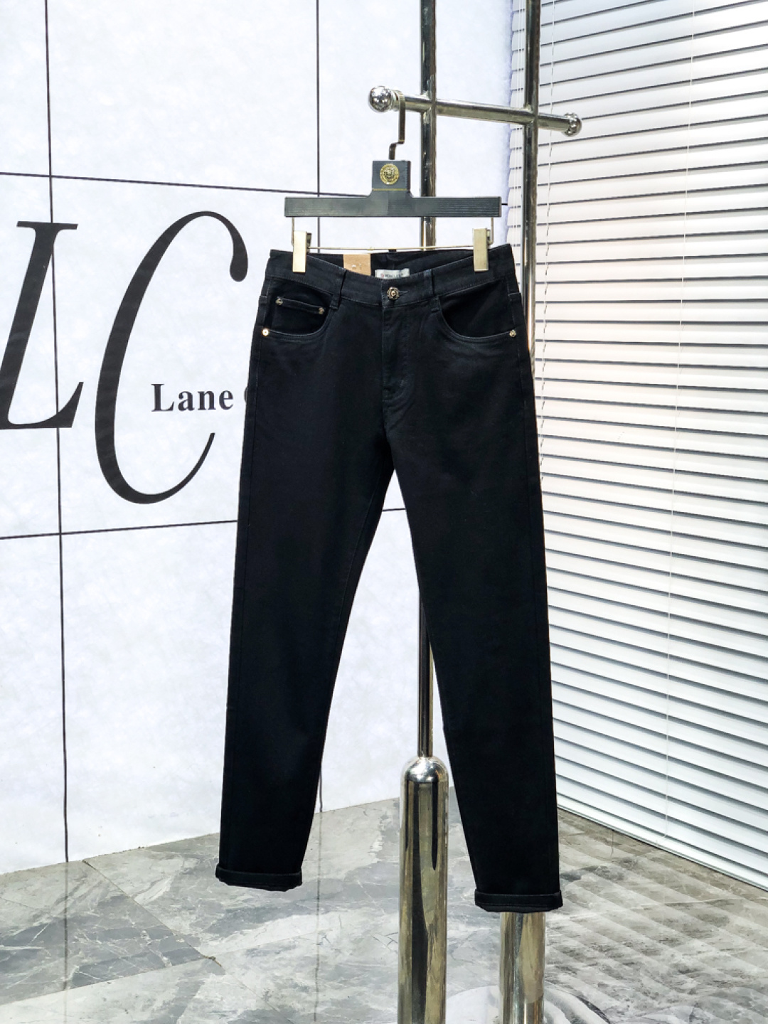 NO:644963,.Mask. 2025 Autumn and Winter high fashion style, super soft denim fabric, light washed jeans. The fabric is very special, super fine imitation cotton yarn blended, super soft and comfortable. It has the casual and casual feel of denim, but also has a sense of relaxation and fashion. The fabric surface is refreshing, slightly elastic, and super soft for a long wearing time. The whole pair of pants is made of traditional hand-rubbing technology, and is washed with natural stone and light fermentation. The details are exquisite.  Size 29-38,,Moncler,jeans,alexander wang19860909.蒙口.2025秋冬高级时装感,超柔牛仔面料 , 浅色洗水牛仔裤. 面料很特殊,超细精仿棉纱混纺,超柔舒适感. 具备牛仔随性感 ,休闲感 ,b亦有轻松感 ,时尚感. 布面清爽,微弹力,c超柔穿着时间长, 整条裤子全传统手擦工艺,自然石磨轻酵洗水.细节精致感. 尺码29-38,,Moncler,jeans,alexander wang,Men's clothing