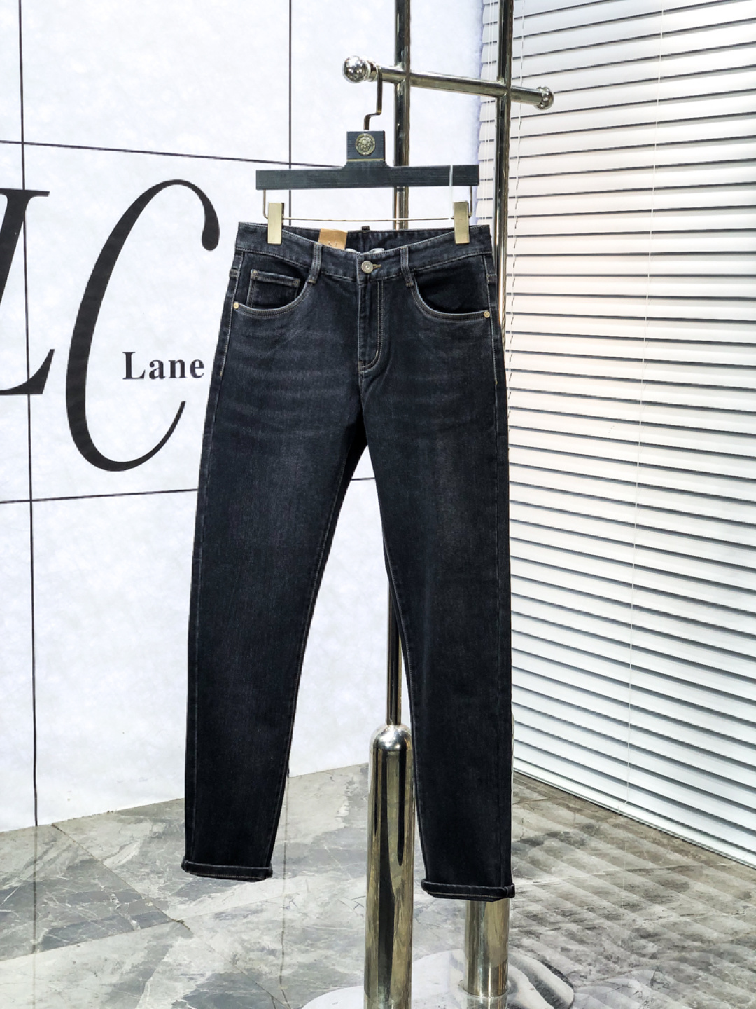 NO:644965,.Dior.2025 Autumn and Winter high fashion sense, super soft denim fabric, light-colored washed jeans. The fabric is very special, ultra-fine fine imitation cotton yarn blend, super soft and comfortable. It has the casual and casual feeling of denim, but also has a sense of relaxation and fashion. The cloth surface is refreshing, slightly elastic, and super soft for a long time to wear. The whole pair of pants is made of traditional hand-rubbing technology, and is washed with natural stone and light fermentation. The details are exquisite.  Size 29-38,,dior,jeans,alexander wang19860909.Dior.2025秋冬高级时装感,超柔牛仔面料 , 浅色洗水牛仔裤. 面料很特殊,超细精仿棉纱混纺,超柔舒适感. 具备牛仔随性感 ,休闲感 ,b亦有轻松感 ,时尚感. 布面清爽,微弹力,c超柔穿着时间长, 整条裤子全传统手擦工艺,自然石磨轻酵洗水.细节精致感. 尺码29-38,,dior,jeans,alexander wang,Men's clothing