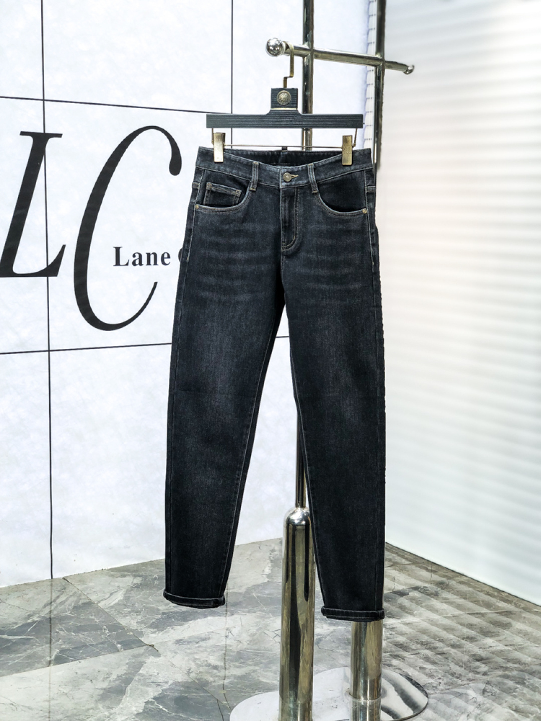 NO:644967,.Armani. 2025 Autumn and Winter high fashion sense, super soft denim fabric, light-colored washed jeans. The fabric is very special, ultra-fine fine imitation cotton yarn blend, super soft and comfortable. It has the casual and casual feeling of denim, but also has a sense of relaxation and fashion. The cloth surface is refreshing, slightly elastic, and super soft for a long time to wear. The whole pair of pants is made of traditional hand-rubbing technology, and is washed with natural stone and light fermentation. The details are exquisite.  Size 29-38,,armani,jeans,alexander wang19860909.阿玛尼.2025秋冬高级时装感,超柔牛仔面料 , 浅色洗水牛仔裤. 面料很特殊,超细精仿棉纱混纺,超柔舒适感. 具备牛仔随性感 ,休闲感 ,b亦有轻松感 ,时尚感. 布面清爽,微弹力,c超柔穿着时间长, 整条裤子全传统手擦工艺,自然石磨轻酵洗水.细节精致感. 尺码29-38,,armani,jeans,alexander wang,Men's clothing