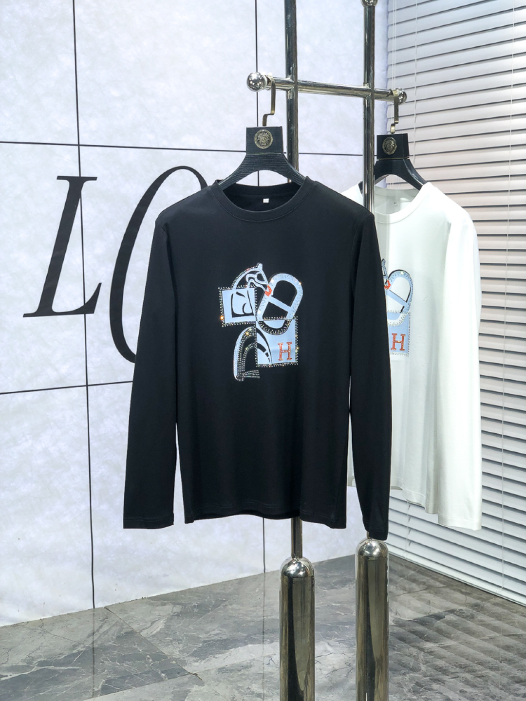 NO:648680,Hermès. Wear 210 pounds. 2025 autumn and winter counter new style  Fashionable and casual bottoming shirt, long-sleeved T-shirt, made of imported high-density mulberry silk cotton fabric, made with exquisite original logo, 1f comfort and breathability, soft, anti-wrinkle, elasticity and excellent drape. It is handsome whether worn alone or as an inner layer. It conforms to men's practical dressing habits and pursues luxury, noble and elegant style, creating extraordinary men's taste. The visual effect is very good, the grade is very high, simple and fashionable, a must-have choice for leisure and business!  Size m-5xL m wears 175/130, hermes, tees, t-shirt, alexander wang19860909爱马仕.穿210斤.2025秋冬专柜新款 时尚休闲打底衫长袖T恤,精选进口高密度桑蚕丝棉面料,精致原版logo打造,1f舒适性与透气性兼优,柔软抗皱弹性和垂性极佳,无论是单穿或是内搭都是帅气十足,吻合了男性实用穿衣习惯,追求奢华高贵优雅风范,打造不凡男士品味,视觉效果非常赞,档次极高,简约时尚,休闲商务必备之选！ 码数m-5xL m穿175/130,,hermes,tees，t-shirt,alexander wang,Men's clothing