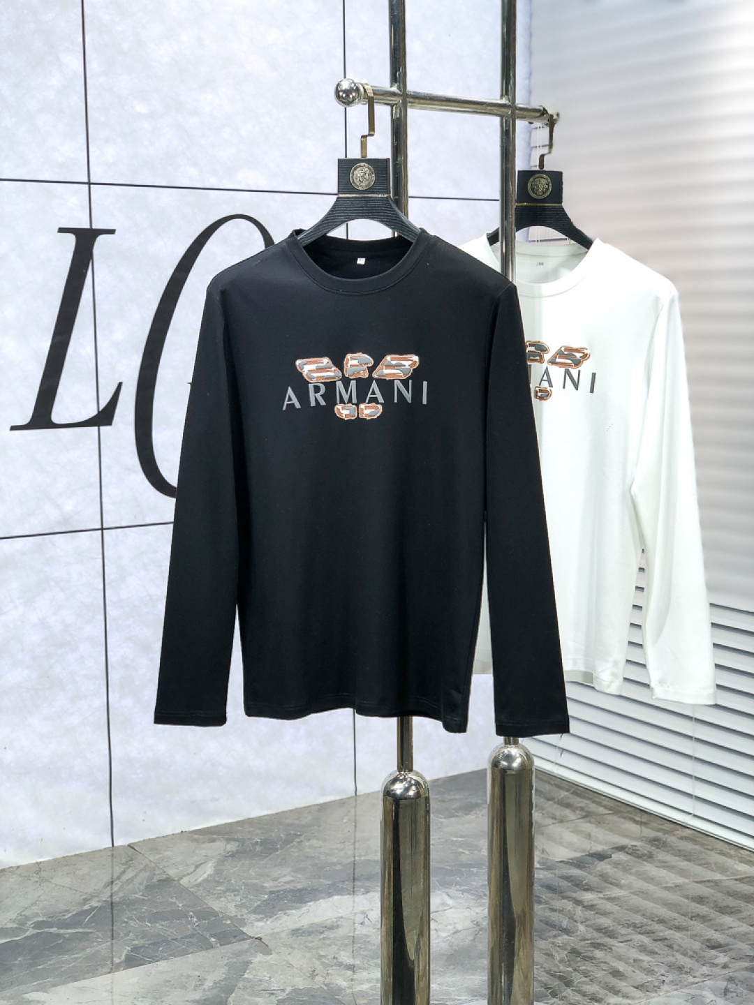 NO:648691,Armani. Wear 210 pounds. 2025 autumn and winter new counter style  Fashionable and casual bottoming shirt, long-sleeved T-shirt, made of imported high-density mulberry silk cotton fabric, made with exquisite original logo, 1f comfort and breathability, soft, anti-wrinkle, elasticity and excellent drape. It is handsome whether worn alone or as an inner layer. It conforms to men's practical dressing habits and pursues luxury, noble and elegant style, creating extraordinary men's taste. The visual effect is very good, the grade is very high, simple and fashionable, a must-have choice for leisure and business!  Size m-5xL m wears 175/130, armani, tees, t-shirt, alexander wang19860909阿玛尼.穿210斤.2025秋冬专柜新款 时尚休闲打底衫长袖T恤,精选进口高密度桑蚕丝棉面料,精致原版logo打造,1f舒适性与透气性兼优,柔软抗皱弹性和垂性极佳,无论是单穿或是内搭都是帅气十足,吻合了男性实用穿衣习惯,追求奢华高贵优雅风范,打造不凡男士品味,视觉效果非常赞,档次极高,简约时尚,休闲商务必备之选！ 码数m-5xL m穿175/130,,armani,tees，t-shirt,alexander wang,Men's clothing