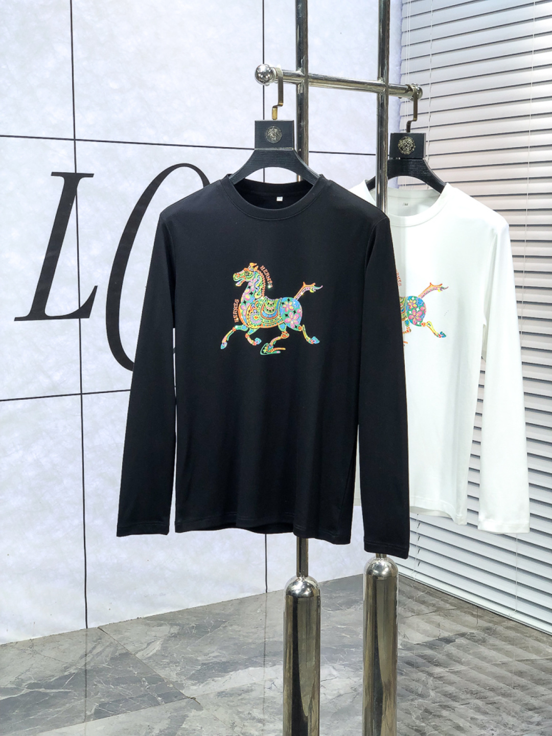 NO:648695,Hermès. Wear 210 pounds. 2025 autumn and winter counter new style  Fashionable and casual bottoming shirt, long-sleeved T-shirt, made of imported high-density mulberry silk cotton fabric, made with exquisite original logo, 1f comfort and breathability, soft, anti-wrinkle, elasticity and excellent drape. It is handsome whether worn alone or as an inner layer. It conforms to men's practical dressing habits and pursues luxury, noble and elegant style, creating extraordinary men's taste. The visual effect is very good, the grade is very high, simple and fashionable, a must-have choice for leisure and business!  Size m-5xL m wears 175/130, hermes, tees, t-shirt, alexander wang19860909爱马仕.穿210斤.2025秋冬专柜新款 时尚休闲打底衫长袖T恤,精选进口高密度桑蚕丝棉面料,精致原版logo打造,1f舒适性与透气性兼优,柔软抗皱弹性和垂性极佳,无论是单穿或是内搭都是帅气十足,吻合了男性实用穿衣习惯,追求奢华高贵优雅风范,打造不凡男士品味,视觉效果非常赞,档次极高,简约时尚,休闲商务必备之选！ 码数m-5xL m穿175/130,,hermes,tees，t-shirt,alexander wang,Men's clothing