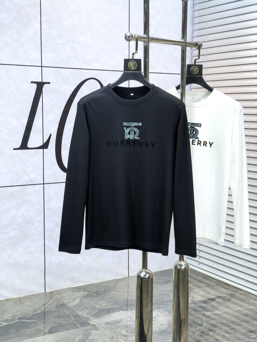 NO:648700,Burberry. Wear 210 pounds. 2025 autumn and winter counter new style  Fashionable and casual bottoming shirt, long-sleeved T-shirt, made of imported high-density mulberry silk cotton fabric, made with exquisite original logo, 1f comfort and breathability, soft, anti-wrinkle, elasticity and excellent drape. It is handsome whether worn alone or as an inner layer. It conforms to men's practical dressing habits and pursues luxury, noble and elegant style, creating extraordinary men's taste. The visual effect is very good, the grade is very high, simple and fashionable, a must-have choice for leisure and business!  Size m-5xL m wears 175/130, burberry, tees, t-shirt, alexander wang19860909巴宝莉.穿210斤.2025秋冬专柜新款 时尚休闲打底衫长袖T恤,精选进口高密度桑蚕丝棉面料,精致原版logo打造,1f舒适性与透气性兼优,柔软抗皱弹性和垂性极佳,无论是单穿或是内搭都是帅气十足,吻合了男性实用穿衣习惯,追求奢华高贵优雅风范,打造不凡男士品味,视觉效果非常赞,档次极高,简约时尚,休闲商务必备之选！ 码数m-5xL m穿175/130,,burberry,tees，t-shirt,alexander wang,Men's clothing