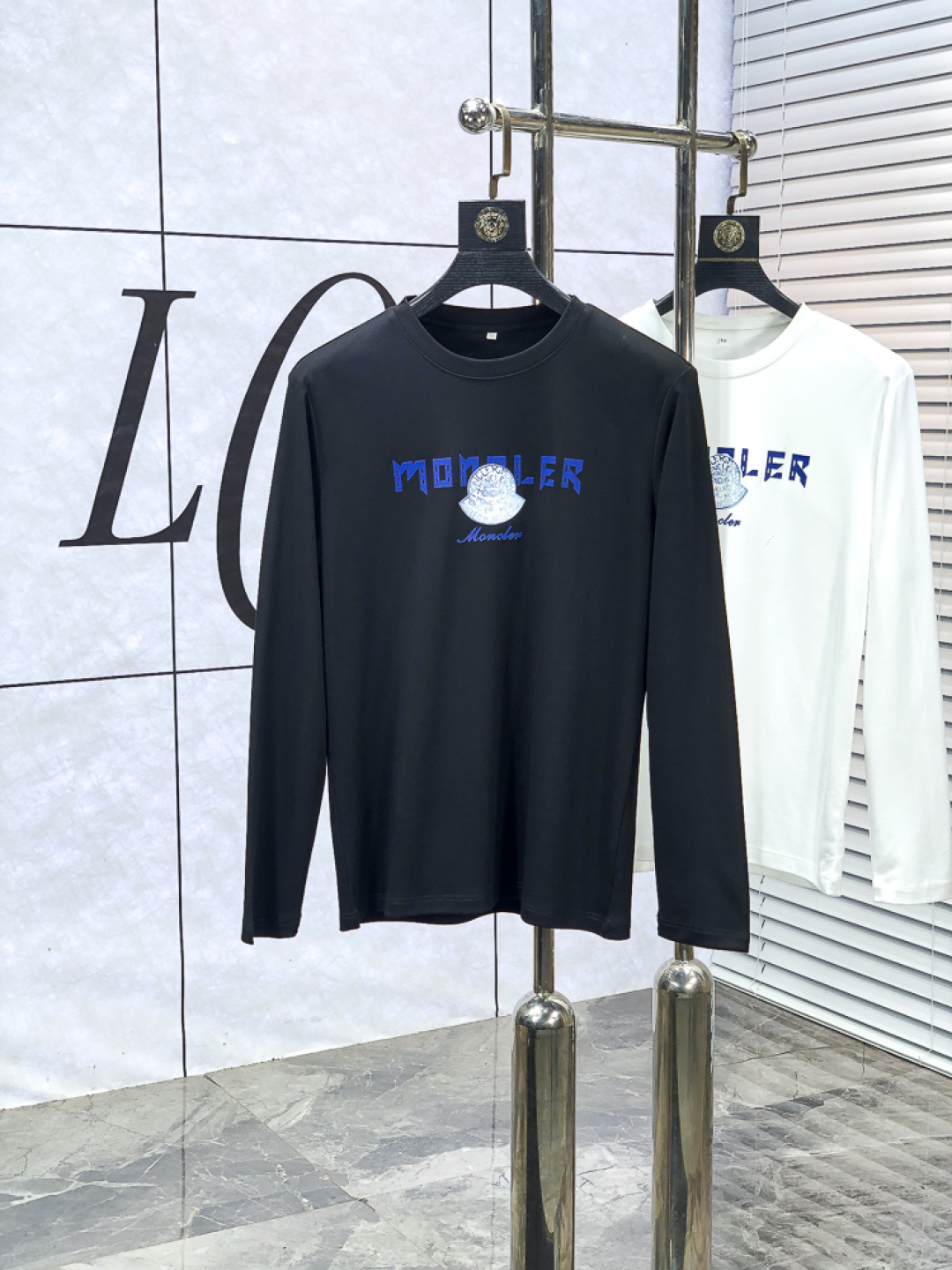 NO:648706,Mouth covering. Wearing 210 pounds. 2025 autumn and winter counter new style  Fashionable and casual bottoming shirt, long-sleeved T-shirt, made of imported high-density mulberry silk cotton fabric, made with exquisite original logo, 1f comfort and breathability, soft, anti-wrinkle, elasticity and excellent drape. It is handsome whether worn alone or as an inner layer. It conforms to men's practical dressing habits and pursues luxury, noble and elegant style, creating extraordinary men's taste. The visual effect is very good, the grade is very high, simple and fashionable, a must-have choice for leisure and business!  Size m-5xL m wears 175/130, Moncler, tees, t-shirt, alexander wang19860909蒙口.穿210斤.2025秋冬专柜新款 时尚休闲打底衫长袖T恤,精选进口高密度桑蚕丝棉面料,精致原版logo打造,1f舒适性与透气性兼优,柔软抗皱弹性和垂性极佳,无论是单穿或是内搭都是帅气十足,吻合了男性实用穿衣习惯,追求奢华高贵优雅风范,打造不凡男士品味,视觉效果非常赞,档次极高,简约时尚,休闲商务必备之选！ 码数m-5xL m穿175/130,,Moncler,tees，t-shirt,alexander wang,Men's clothing