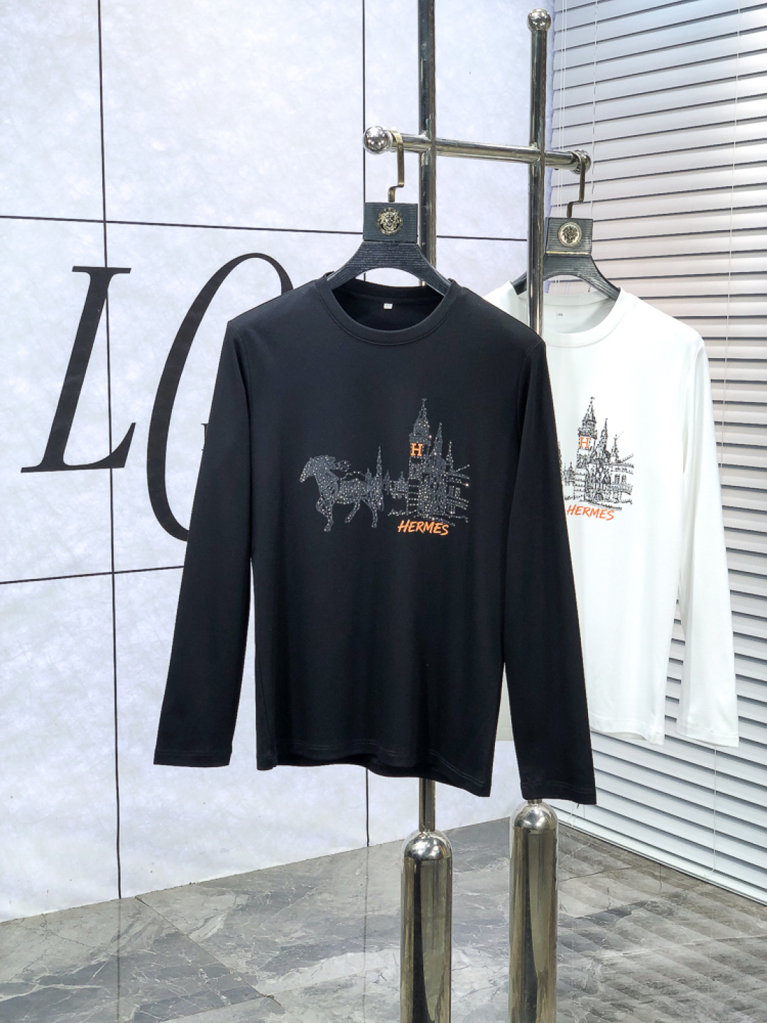 NO:648711,Hermès. Wear 210 pounds. 2025 autumn and winter counter new style  Fashionable and casual bottoming shirt, long-sleeved T-shirt, made of imported high-density mulberry silk cotton fabric, made with exquisite original logo, 1f comfort and breathability, soft, anti-wrinkle, elasticity and excellent drape. It is handsome whether worn alone or as an inner layer. It conforms to men's practical dressing habits and pursues luxury, noble and elegant style, creating extraordinary men's taste. The visual effect is very good, the grade is very high, simple and fashionable, a must-have choice for leisure and business!  Size m-5xL m wears 175/130, hermes, tees, t-shirt, alexander wang19860909爱马仕.穿210斤.2025秋冬专柜新款 时尚休闲打底衫长袖T恤,精选进口高密度桑蚕丝棉面料,精致原版logo打造,1f舒适性与透气性兼优,柔软抗皱弹性和垂性极佳,无论是单穿或是内搭都是帅气十足,吻合了男性实用穿衣习惯,追求奢华高贵优雅风范,打造不凡男士品味,视觉效果非常赞,档次极高,简约时尚,休闲商务必备之选！ 码数m-5xL m穿175/130,,hermes,tees，t-shirt,alexander wang,Men's clothing