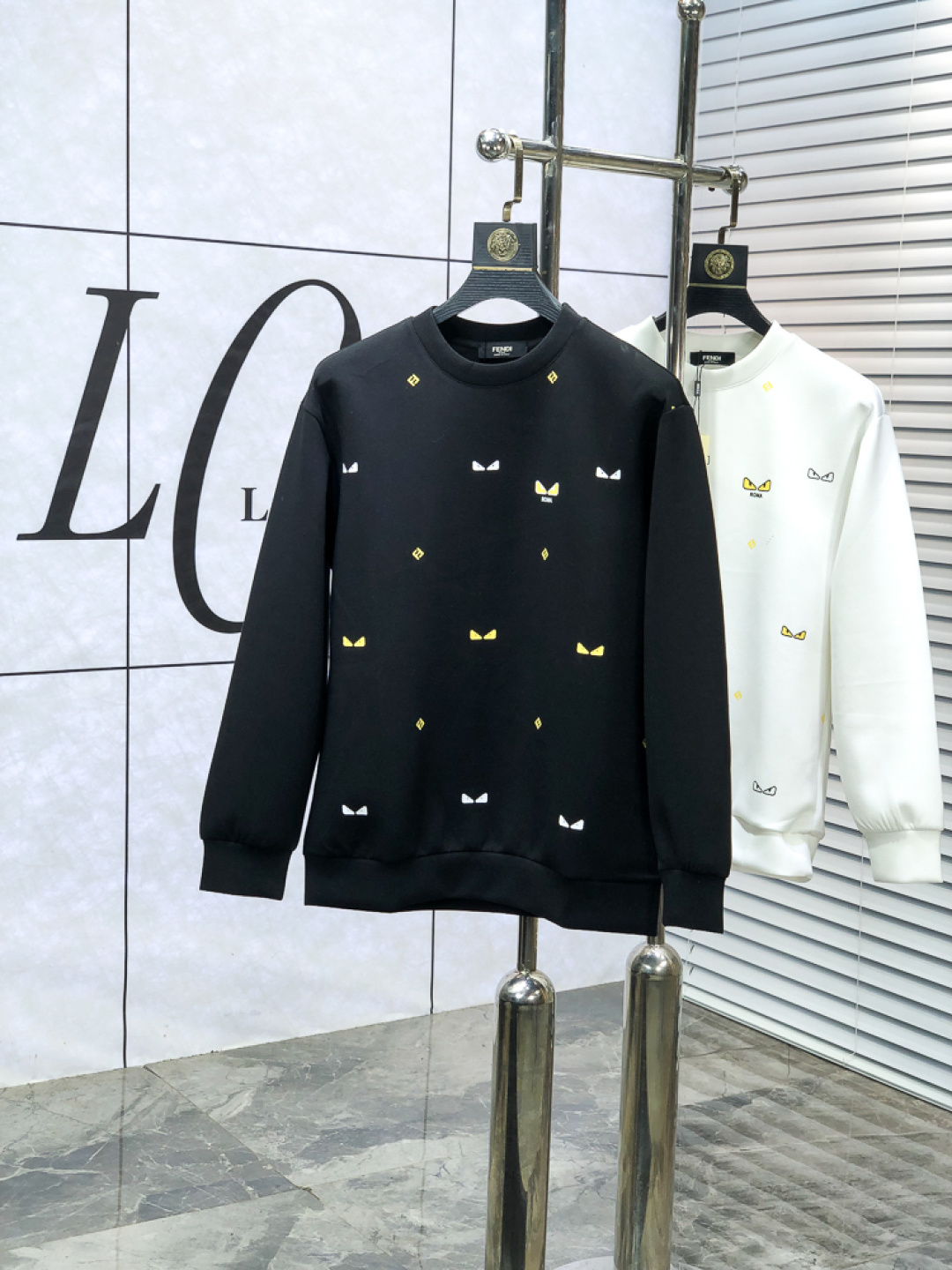 NO:651141,. Fendi. 2025 autumn and winter new letter L space cotton sweatshirt. Channel boutique!  Urban series products, made with letter logo elements that are full of luxury, w are the best styles that high-end temperament types must buy, 7 a single product with great accent and charm!  The original customized imported double-sided water-soluble cotton fabric has a comfortable hand feel, the embroidered letter design effect is quite exquisite, fashionable, classic and versatile!  Size.xs-L.xs wears 175/130 pounds, fendi, hoodie, sweatshirts, alexander wang19860909.芬迪.2025秋冬新款字母l太空棉卫衣.渠道精品！都市系列产物,奢华程度满分的字母logo元素打造,w高端气质型必入的极品款式,7一款极具腔调感与魅力的单品！ 原版定制进口双面水溶棉面料,手感舒适,刺绣字母设计效果相当精致,时尚经典百搭！ 尺码.xs-L.xs穿175/130斤,,fendi,hoodie,sweatshirts,alexander wang,Men's clothing