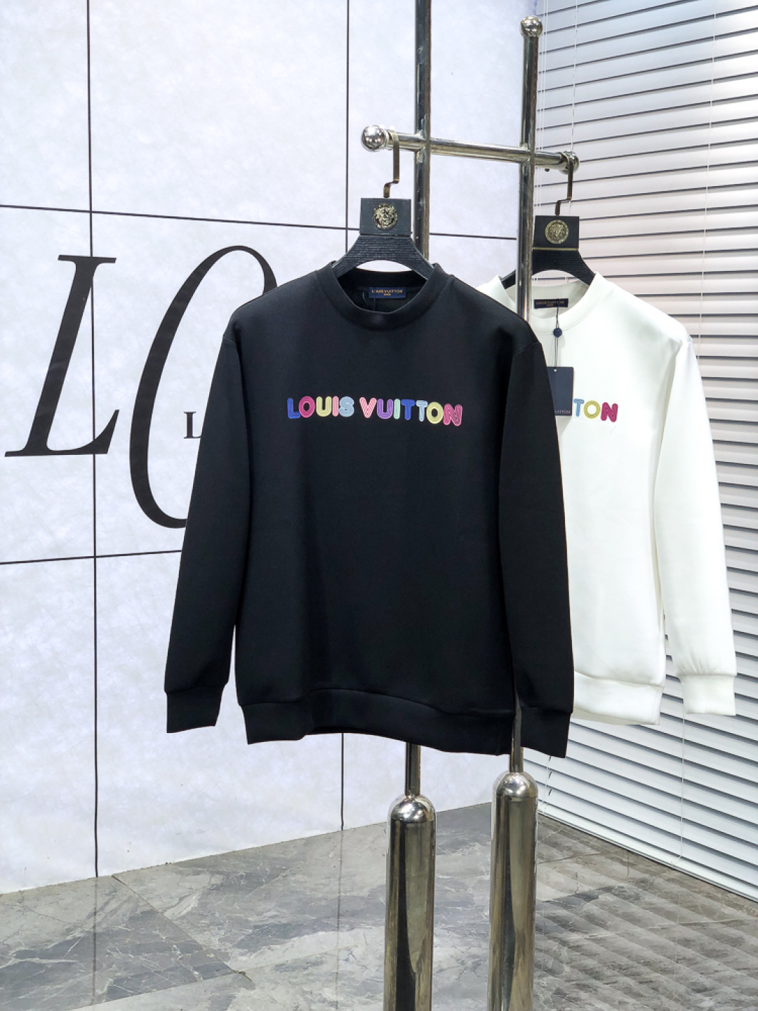 NO:651152,.Lv. 2025 autumn and winter new letter l space cotton sweatshirt. Channel boutique!  Urban series products, made with letter logo elements that are full of luxury, w are the best styles that high-end temperament types must buy, 7 a single product with great accent and charm!  The original customized imported double-sided water-soluble cotton fabric has a comfortable hand feel, the embroidered letter design effect is quite exquisite, fashionable, classic and versatile!  Size.xs-L.xs wears 175/130 pounds,,louis vuitton,hoodie,sweatshirts,alexander wang19860909.Lv.2025秋冬新款字母l太空棉卫衣.渠道精品！都市系列产物,奢华程度满分的字母logo元素打造,w高端气质型必入的极品款式,7一款极具腔调感与魅力的单品！ 原版定制进口双面水溶棉面料,手感舒适,刺绣字母设计效果相当精致,时尚经典百搭！ 尺码.xs-L.xs穿175/130斤,,louis vuitton,hoodie,sweatshirts,alexander wang,Men's clothing