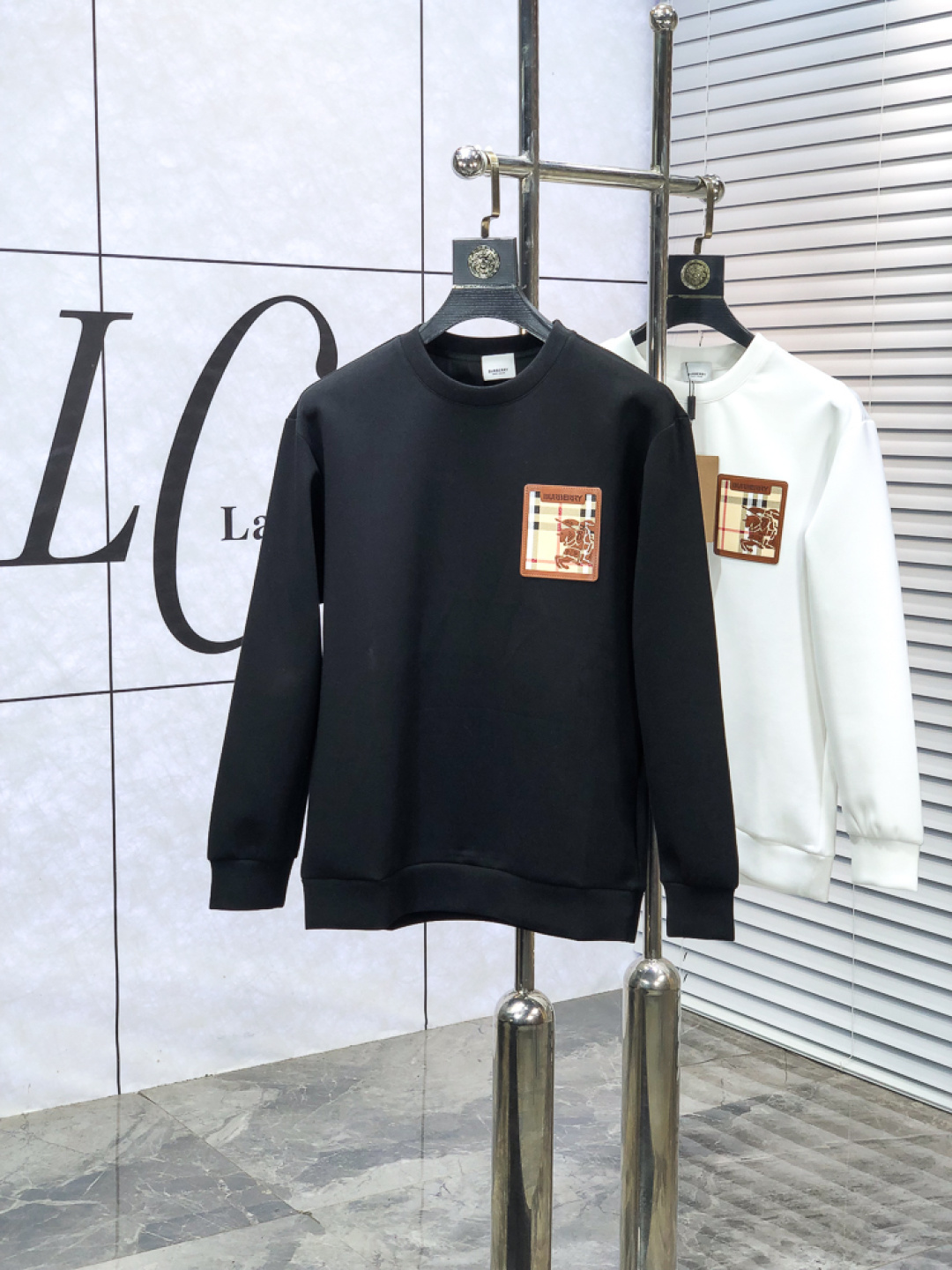 NO:651158,.Burberry. 2025 autumn and winter new letter L space cotton sweatshirt. Channel boutique!  Urban series products, made with letter logo elements that are full of luxury, w are the best styles that high-end temperament types must buy, 7 a single product with great accent and charm!  The original customized imported double-sided water-soluble cotton fabric has a comfortable hand feel, the embroidered letter design effect is quite exquisite, fashionable, classic and versatile!  Size.xs-L.xs wears 175/130 pounds,,burberry,hoodie,sweatshirts,alexander wang19860909.巴宝莉.2025秋冬新款字母l太空棉卫衣.渠道精品！都市系列产物,奢华程度满分的字母logo元素打造,w高端气质型必入的极品款式,7一款极具腔调感与魅力的单品！ 原版定制进口双面水溶棉面料,手感舒适,刺绣字母设计效果相当精致,时尚经典百搭！ 尺码.xs-L.xs穿175/130斤,,burberry,hoodie,sweatshirts,alexander wang,Men's clothing