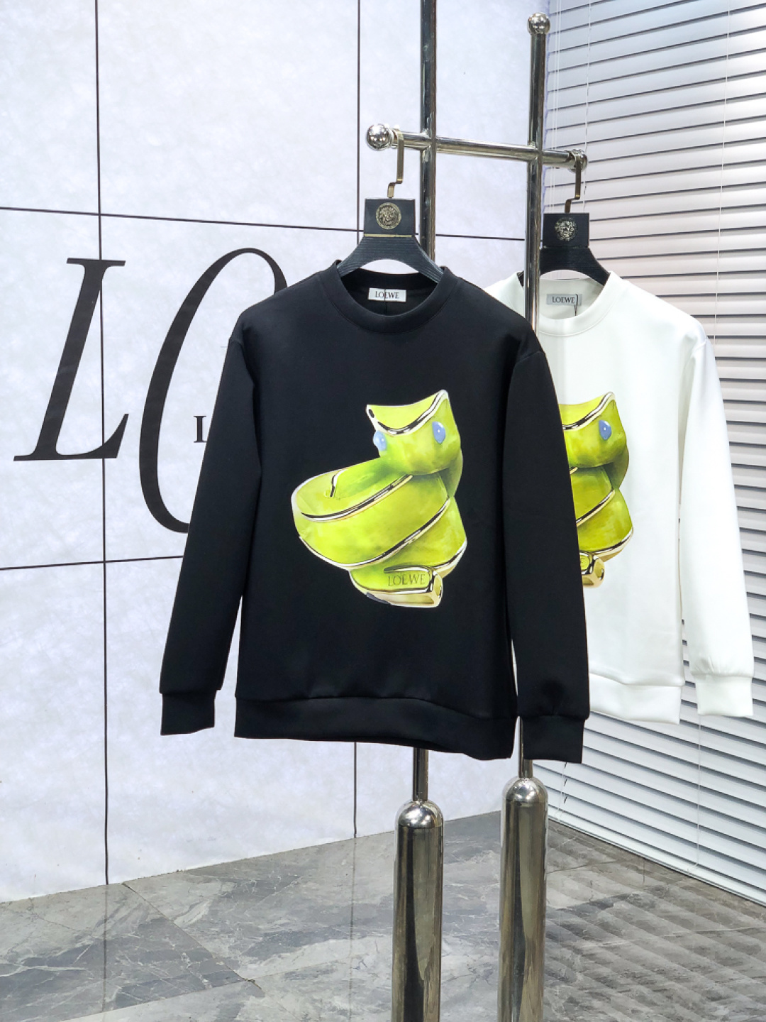 NO:651164,.Loewe. 2025 autumn and winter new letter L space cotton sweatshirt. Channel boutique!  Urban series products, made with letter logo elements that are full of luxury, w are the best styles that high-end temperament types must buy, 7 a single product with great accent and charm!  The original customized imported double-sided water-soluble cotton fabric has a comfortable hand feel, the embroidered letter design effect is quite exquisite, fashionable, classic and versatile!  Size.xs-L.xs wears 175/130 pounds,,loewe,hoodie,sweatshirts,alexander wang19860909.罗意威.2025秋冬新款字母l太空棉卫衣.渠道精品！都市系列产物,奢华程度满分的字母logo元素打造,w高端气质型必入的极品款式,7一款极具腔调感与魅力的单品！ 原版定制进口双面水溶棉面料,手感舒适,刺绣字母设计效果相当精致,时尚经典百搭！ 尺码.xs-L.xs穿175/130斤,,loewe,hoodie,sweatshirts,alexander wang,Men's clothing