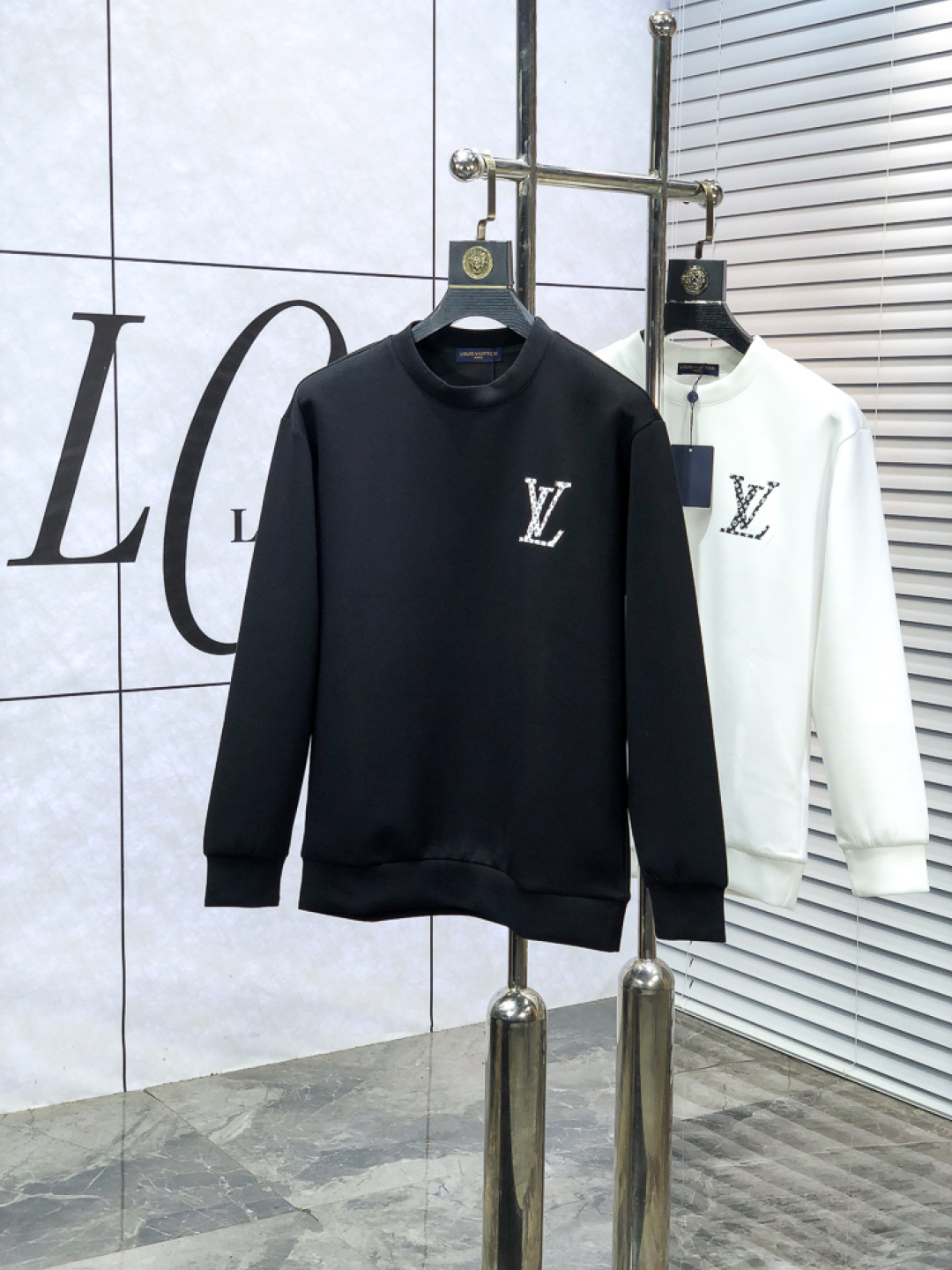 NO:651175,.Lv. 2025 autumn and winter new letter l space cotton sweatshirt. Channel boutique!  Urban series products, made with letter logo elements that are full of luxury, w are the best styles that high-end temperament types must buy, 7 a single product with great accent and charm!  The original customized imported double-sided water-soluble cotton fabric has a comfortable hand feel, the embroidered letter design effect is quite exquisite, fashionable, classic and versatile!  Size.xs-L.xs wears 175/130 pounds,,louis vuitton,hoodie,sweatshirts,alexander wang19860909.Lv.2025秋冬新款字母l太空棉卫衣.渠道精品！都市系列产物,奢华程度满分的字母logo元素打造,w高端气质型必入的极品款式,7一款极具腔调感与魅力的单品！ 原版定制进口双面水溶棉面料,手感舒适,刺绣字母设计效果相当精致,时尚经典百搭！ 尺码.xs-L.xs穿175/130斤,,louis vuitton,hoodie,sweatshirts,alexander wang,Men's clothing