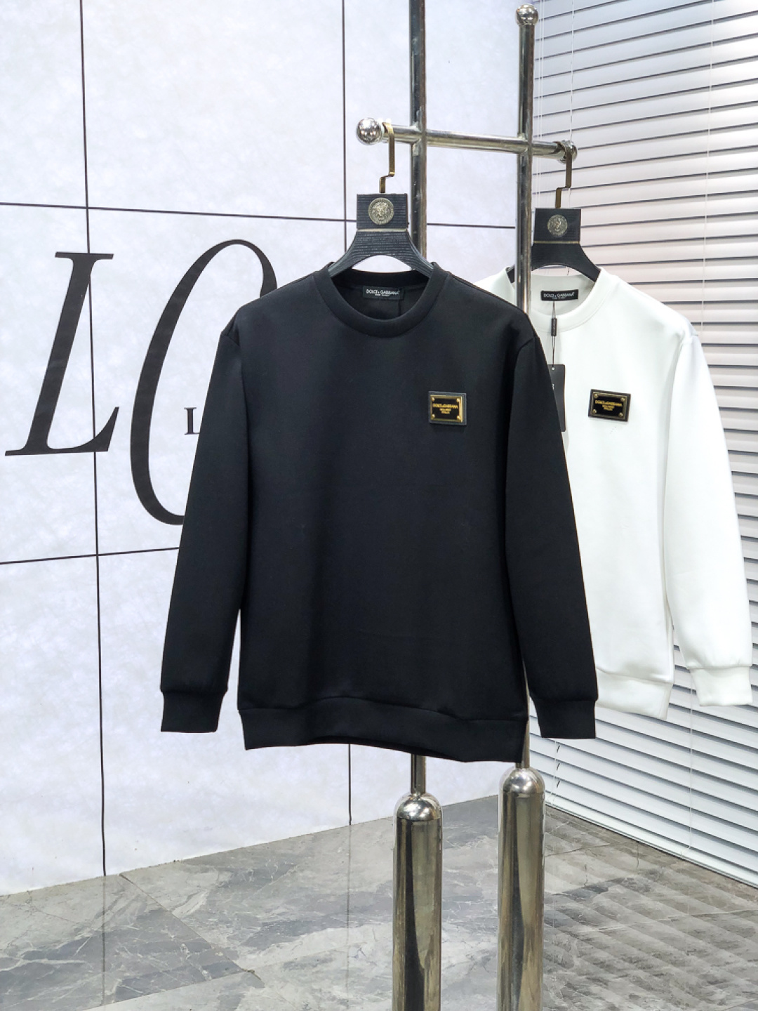 NO:651182,.D&G. 2025 autumn and winter new letter l space cotton sweatshirt. Channel boutique!  Urban series products, made with letter logo elements that are full of luxury, w are the best styles that high-end temperament types must buy, 7 a single product with great accent and charm!  The original customized imported double-sided water-soluble cotton fabric has a comfortable hand feel, the embroidered letter design effect is quite exquisite, fashionable, classic and versatile!  Size.xs-L.xs wears 175/130 pounds,,Dolce&Gabbana,hoodie,sweatshirts,alexander wang19860909.D&G.2025秋冬新款字母l太空棉卫衣.渠道精品！都市系列产物,奢华程度满分的字母logo元素打造,w高端气质型必入的极品款式,7一款极具腔调感与魅力的单品！ 原版定制进口双面水溶棉面料,手感舒适,刺绣字母设计效果相当精致,时尚经典百搭！ 尺码.xs-L.xs穿175/130斤,,Dolce&Gabbana,hoodie,sweatshirts,alexander wang,Men's clothing