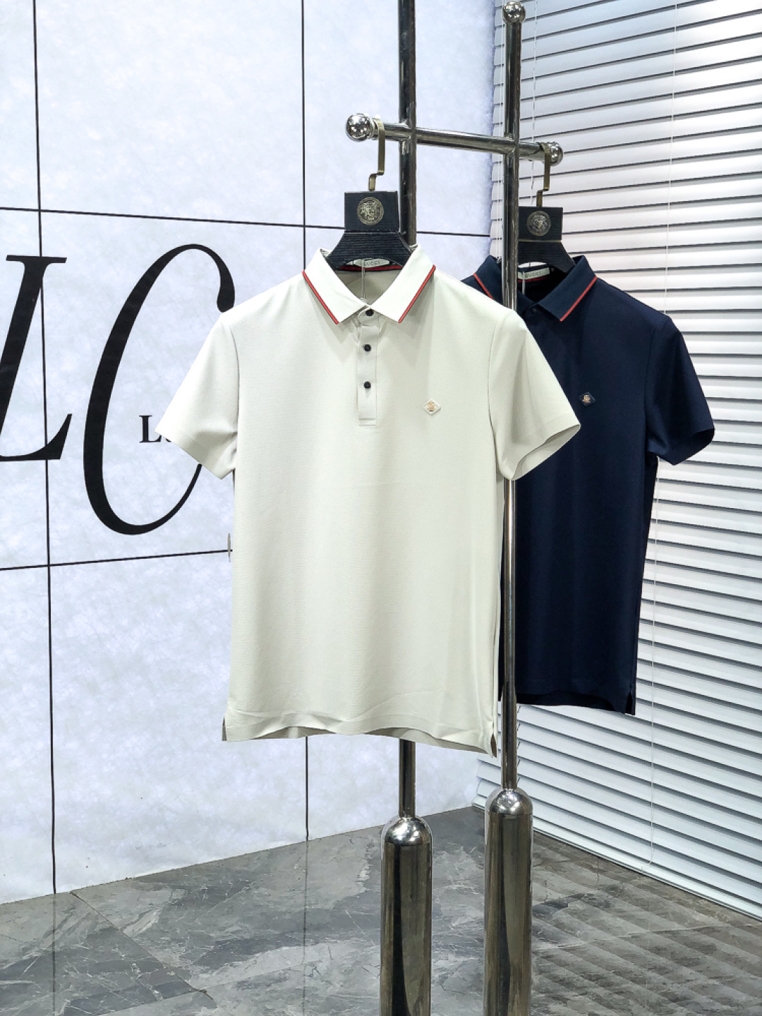 NO:656649,.Gucci.2026 new spring and summer men's logo short-sleeved polo shirt continues the classic business casual lapel polo shirt. This polo shirt is made of mercerized double-sided cotton pique fabric, and the timeless design can transcend fashion trends. h classic style, f brand LOGO three-dimensional and unique, making the whole body more detailed. Fitted version, the fabric is made of cotton pique fabric, comfortable, skin-friendly, good breathability, practical for daily commuting and leisure.  Highly recommended. Size M-3XL m wears 175/130, gucci, T-shirt, alexander wang19860909.Gucci.2026春夏新款男士标识短袖polo衫,延续经典商务休闲翻领POLO恤.该款Polo衫采用丝光双面棉质珠地面料制成,隽永设计可跨越时尚潮流.h经典款型,f品牌LOGO立体别致,让整体更具细节感 合体的版型,面料采用全棉珠地料,舒适,亲肤,透气好,平时通勤休闲都很实穿的一款 强烈推荐.尺码M-3XL m穿175/130,,gucci,T-shirt,alexander wang,Men's clothing