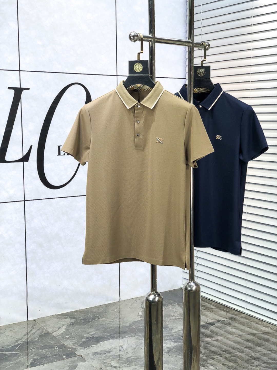 NO:656657,Burberry. 2026 spring and summer new men's logo short-sleeved polo shirt, continuing the classic business casual lapel polo shirt. This polo shirt is made of mercerized double-sided cotton pique fabric, and the timeless design can transcend fashion trends. h classic style, f brand LOGO three-dimensional and unique, making the whole body more detailed. Fitted version, the fabric is made of cotton pique fabric, comfortable, skin-friendly, good breathability, practical for daily commuting and leisure.  Highly recommended. Size M-3XL m wears 175/130, burberry, T-shirt, alexander wang19860909.巴宝莉.2026春夏新款男士标识短袖polo衫,延续经典商务休闲翻领POLO恤.该款Polo衫采用丝光双面棉质珠地面料制成,隽永设计可跨越时尚潮流.h经典款型,f品牌LOGO立体别致,让整体更具细节感 合体的版型,面料采用全棉珠地料,舒适,亲肤,透气好,平时通勤休闲都很实穿的一款 强烈推荐.尺码M-3XL m穿175/130,,burberry,T-shirt,alexander wang,Men's clothing