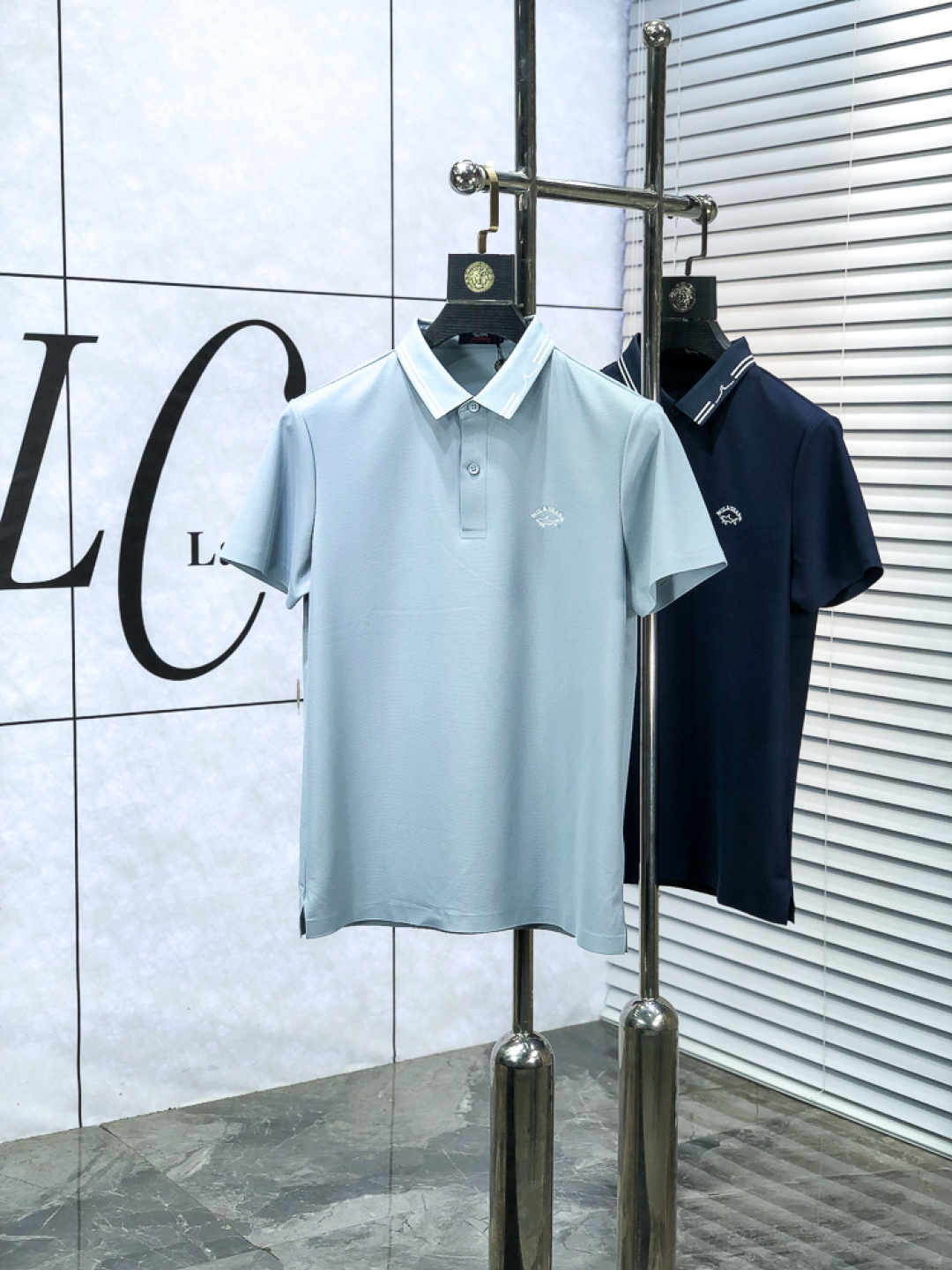 NO:653877,..2026 spring and summer new men's logo short-sleeved polo shirt, continuing the classic business casual lapel polo shirt. This polo shirt is made of mercerized double-sided cotton pique fabric, and the timeless design can transcend fashion trends. h classic style, f brand LOGO three-dimensional and unique, making the whole body more detailed. Fitted version, the fabric is made of cotton pique fabric, comfortable, skin-friendly, good breathability, practical for daily commuting and leisure. Highly recommended. Size M-3XL  m wears 175/130,,T-shirt,alexander wang19860909..2026春夏新款男士标识短袖polo衫,延续经典商务休闲翻领POLO恤.该款Polo衫采用丝光双面棉质珠地面料制成,隽永设计可跨越时尚潮流.h经典款型,f品牌LOGO立体别致,让整体更具细节感 合体的版型,面料采用全棉珠地料,舒适,亲肤,透气好,平时通勤休闲都很实穿的一款 强烈推荐.尺码M-3XL m穿175/130,,T-shirt,alexander wang,Men's clothing