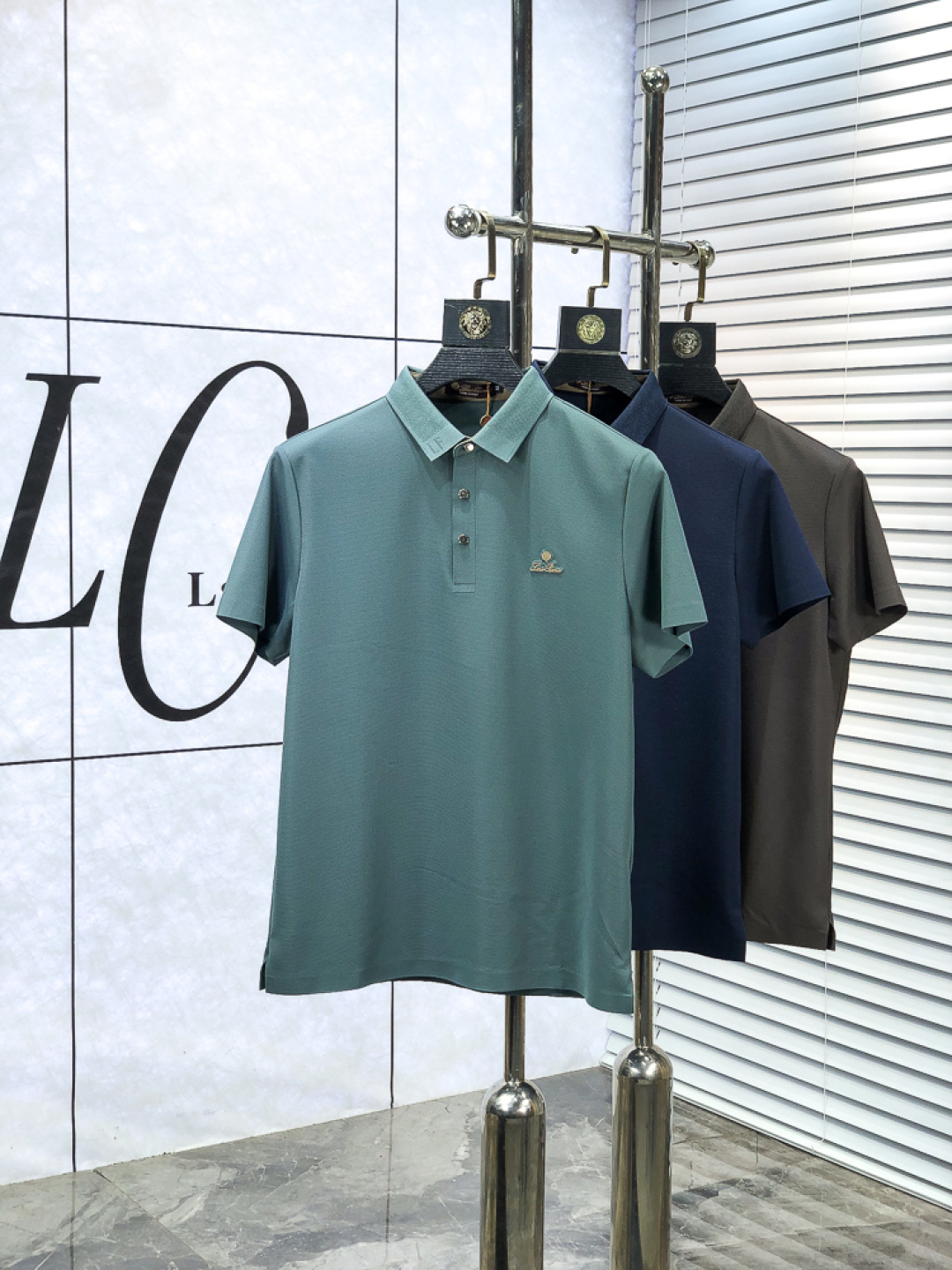 NO:653885,.LP.2026 new spring and summer men's logo short-sleeved polo shirt continues the classic business casual lapel polo shirt. This polo shirt is made of mercerized double-sided cotton pique fabric, and the timeless design can transcend fashion trends. h classic style, f brand LOGO three-dimensional and unique, making the whole body more detailed. Fitted version, the fabric is made of cotton pique fabric, comfortable, skin-friendly, good breathability, practical for daily commuting and leisure. Highly recommended. Size M-3XL  m wears 175/130,,loro piana,T-shirt,alexander wang19860909.LP.2026春夏新款男士标识短袖polo衫,延续经典商务休闲翻领POLO恤.该款Polo衫采用丝光双面棉质珠地面料制成,隽永设计可跨越时尚潮流.h经典款型,f品牌LOGO立体别致,让整体更具细节感 合体的版型,面料采用全棉珠地料,舒适,亲肤,透气好,平时通勤休闲都很实穿的一款 强烈推荐.尺码M-3XL m穿175/130,,loro piana,T-shirt,alexander wang,Men's clothing