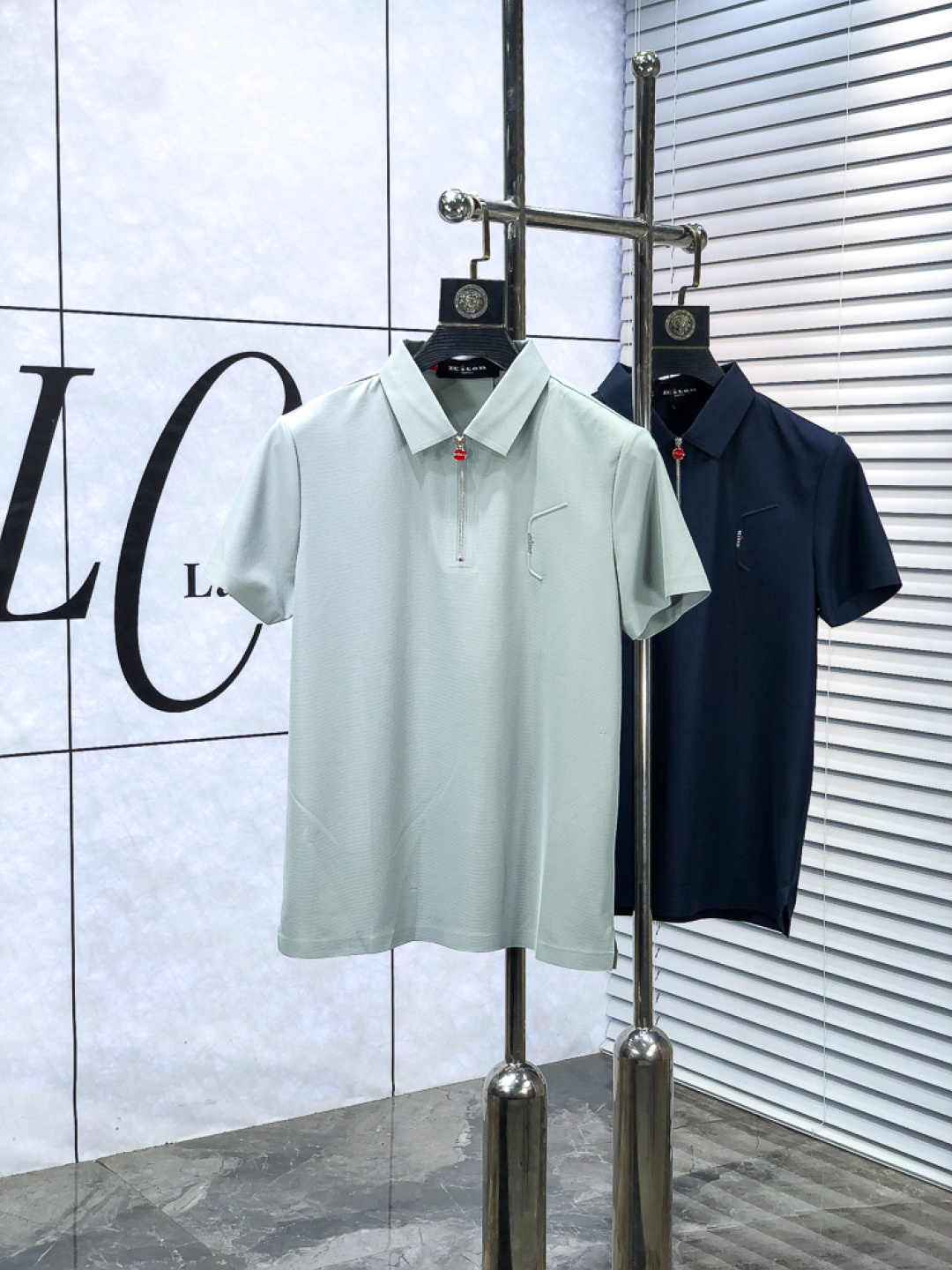 NO:653893,.kiton.2026 spring and summer new men's logo short-sleeved polo shirt continues the classic business casual lapel polo shirt. This polo shirt is made of mercerized double-sided cotton pique fabric, and the timeless design can transcend fashion trends. h classic style, f brand LOGO three-dimensional and unique, making the whole body more detailed. Fitted version, the fabric is made of cotton pique fabric, comfortable, skin-friendly, good breathability, practical for daily commuting and leisure.  Highly recommended. Size M-3XL m wears 175/130, T-shirt, alexander wang19860909.kiton.2026春夏新款男士标识短袖polo衫,延续经典商务休闲翻领POLO恤.该款Polo衫采用丝光双面棉质珠地面料制成,隽永设计可跨越时尚潮流.h经典款型,f品牌LOGO立体别致,让整体更具细节感 合体的版型,面料采用全棉珠地料,舒适,亲肤,透气好,平时通勤休闲都很实穿的一款 强烈推荐.尺码M-3XL m穿175/130,,T-shirt,alexander wang,Men's clothing