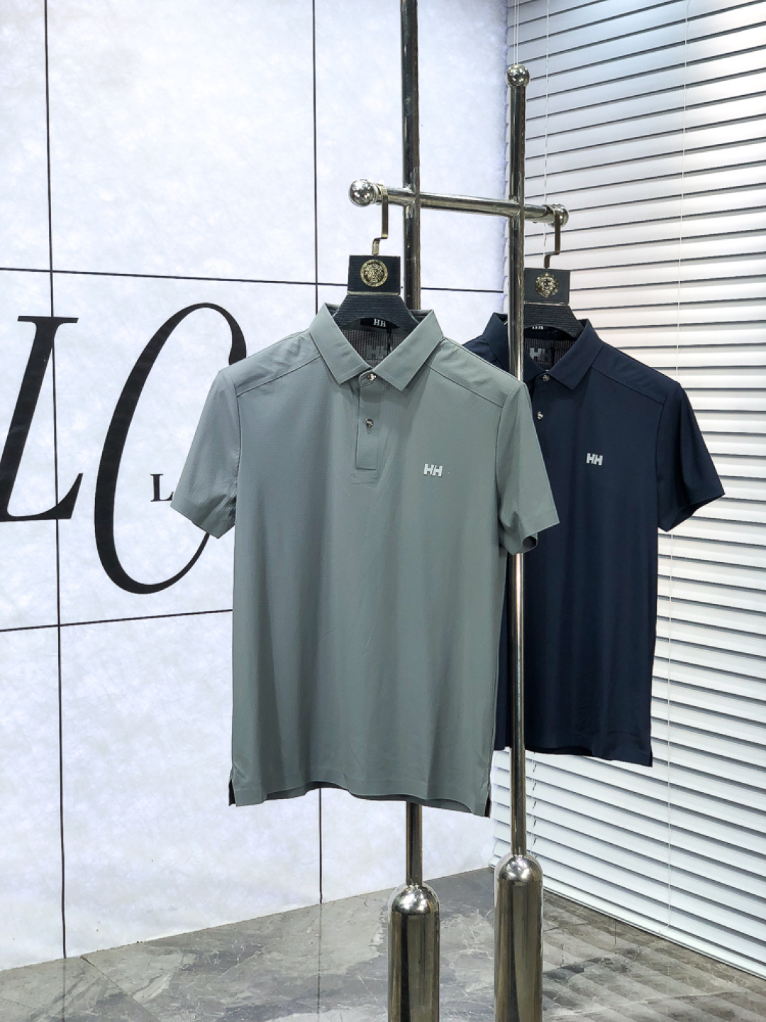 NO:653900,.HH.2026 new spring and summer men's logo short-sleeved polo shirt continues the classic business casual lapel polo shirt. This polo shirt is made of mercerized double-sided cotton pique fabric, and the timeless design can transcend fashion trends. h classic style, f brand LOGO three-dimensional and unique, making the whole body more detailed. Fitted version, the fabric is made of cotton pique fabric, comfortable, skin-friendly, good breathability, practical for daily commuting and leisure. Highly recommended. Size M-3XL  m wears 175/130,,T-shirt,alexander wang19860909.HH.2026春夏新款男士标识短袖polo衫,延续经典商务休闲翻领POLO恤.该款Polo衫采用丝光双面棉质珠地面料制成,隽永设计可跨越时尚潮流.h经典款型,f品牌LOGO立体别致,让整体更具细节感 合体的版型,面料采用全棉珠地料,舒适,亲肤,透气好,平时通勤休闲都很实穿的一款 强烈推荐.尺码M-3XL m穿175/130,,T-shirt,alexander wang,Men's clothing