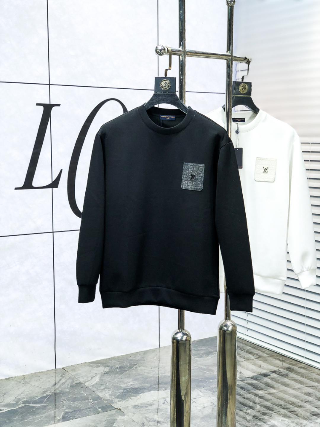 NO:653908,.Lv. 2025 autumn and winter new letter l space cotton sweatshirt. Channel boutique!  Urban series products, made with letter logo elements that are full of luxury, w are the best styles that high-end temperament types must buy, 7 a single product with great accent and charm!  The original customized imported double-sided water-soluble cotton fabric has a comfortable hand feel, the embroidered letter design effect is quite exquisite, fashionable, classic and versatile!  Size.xs-L.xs wears 175/130 pounds,,louis vuitton,hoodie,sweatshirts,alexander wang19860909.Lv.2025秋冬新款字母l太空棉卫衣.渠道精品！都市系列产物,奢华程度满分的字母logo元素打造,w高端气质型必入的极品款式,7一款极具腔调感与魅力的单品！ 原版定制进口双面水溶棉面料,手感舒适,刺绣字母设计效果相当精致,时尚经典百搭！ 尺码.xs-L.xs穿175/130斤,,louis vuitton,hoodie,sweatshirts,alexander wang,Men's clothing