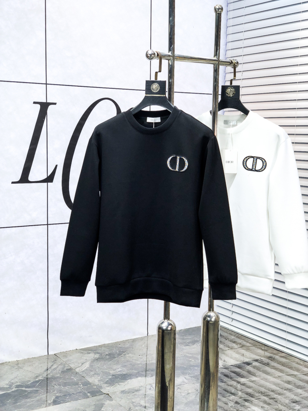 NO:653917,.Dior. 2025 autumn and winter new letter l space cotton sweatshirt. Channel boutique!  Urban series products, made with letter logo elements that are full of luxury, w are the best styles that high-end temperament types must buy, 7 a single product with great accent and charm!  The original customized imported double-sided water-soluble cotton fabric has a comfortable hand feel, the embroidered letter design effect is quite exquisite, fashionable, classic and versatile!  Size.xs-L.xs wears 175/130 pounds, dior, hoodie, sweatshirts, alexander wang19860909.Dior.2025秋冬新款字母l太空棉卫衣.渠道精品！都市系列产物,奢华程度满分的字母logo元素打造,w高端气质型必入的极品款式,7一款极具腔调感与魅力的单品！ 原版定制进口双面水溶棉面料,手感舒适,刺绣字母设计效果相当精致,时尚经典百搭！ 尺码.xs-L.xs穿175/130斤,,dior,hoodie,sweatshirts,alexander wang,Men's clothing