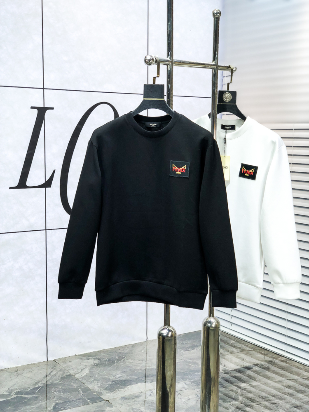 NO:653925,. Fendi. 2025 autumn and winter new letter L space cotton sweatshirt. Channel boutique!  Urban series products, made with letter logo elements that are full of luxury, w are the best styles that high-end temperament types must buy, 7 a single product with great accent and charm!  The original customized imported double-sided water-soluble cotton fabric has a comfortable hand feel, the embroidered letter design effect is quite exquisite, fashionable, classic and versatile!  Size.xs-L.xs wears 175/130 pounds, fendi, hoodie, sweatshirts, alexander wang19860909.芬迪.2025秋冬新款字母l太空棉卫衣.渠道精品！都市系列产物,奢华程度满分的字母logo元素打造,w高端气质型必入的极品款式,7一款极具腔调感与魅力的单品！ 原版定制进口双面水溶棉面料,手感舒适,刺绣字母设计效果相当精致,时尚经典百搭！ 尺码.xs-L.xs穿175/130斤,,fendi,hoodie,sweatshirts,alexander wang,Men's clothing