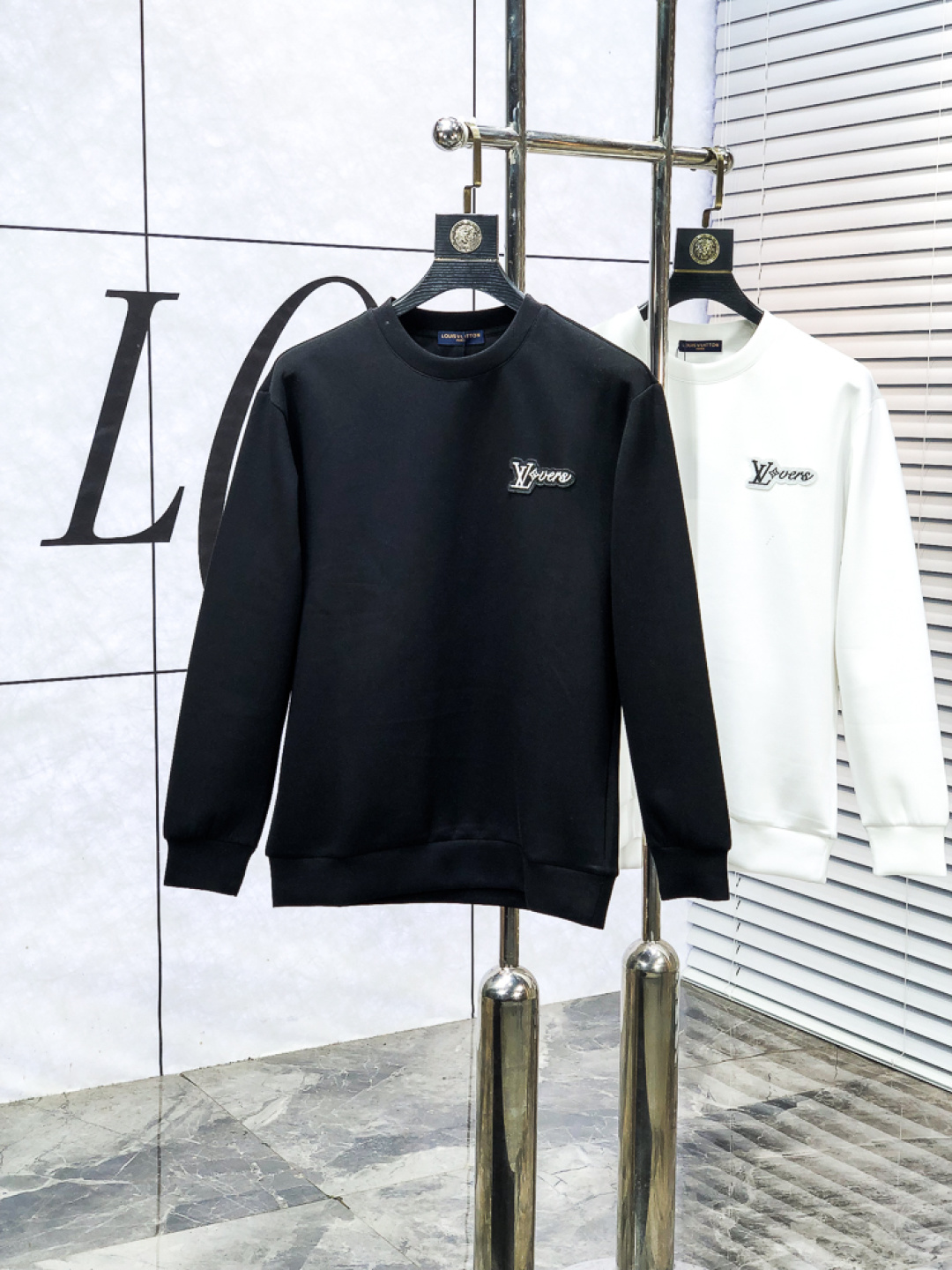 NO:653939,.Lv. 2025 autumn and winter new letter l space cotton sweatshirt. Channel boutique!  Urban series products, made with letter logo elements that are full of luxury, w are the best styles that high-end temperament types must buy, 7 a single product with great accent and charm!  The original customized imported double-sided water-soluble cotton fabric has a comfortable hand feel, the embroidered letter design effect is quite exquisite, fashionable, classic and versatile!  Size.xs-L.xs wears 175/130 pounds,,louis vuitton,hoodie,sweatshirts,alexander wang19860909.Lv.2025秋冬新款字母l太空棉卫衣.渠道精品！都市系列产物,奢华程度满分的字母logo元素打造,w高端气质型必入的极品款式,7一款极具腔调感与魅力的单品！ 原版定制进口双面水溶棉面料,手感舒适,刺绣字母设计效果相当精致,时尚经典百搭！ 尺码.xs-L.xs穿175/130斤,,louis vuitton,hoodie,sweatshirts,alexander wang,Men's clothing