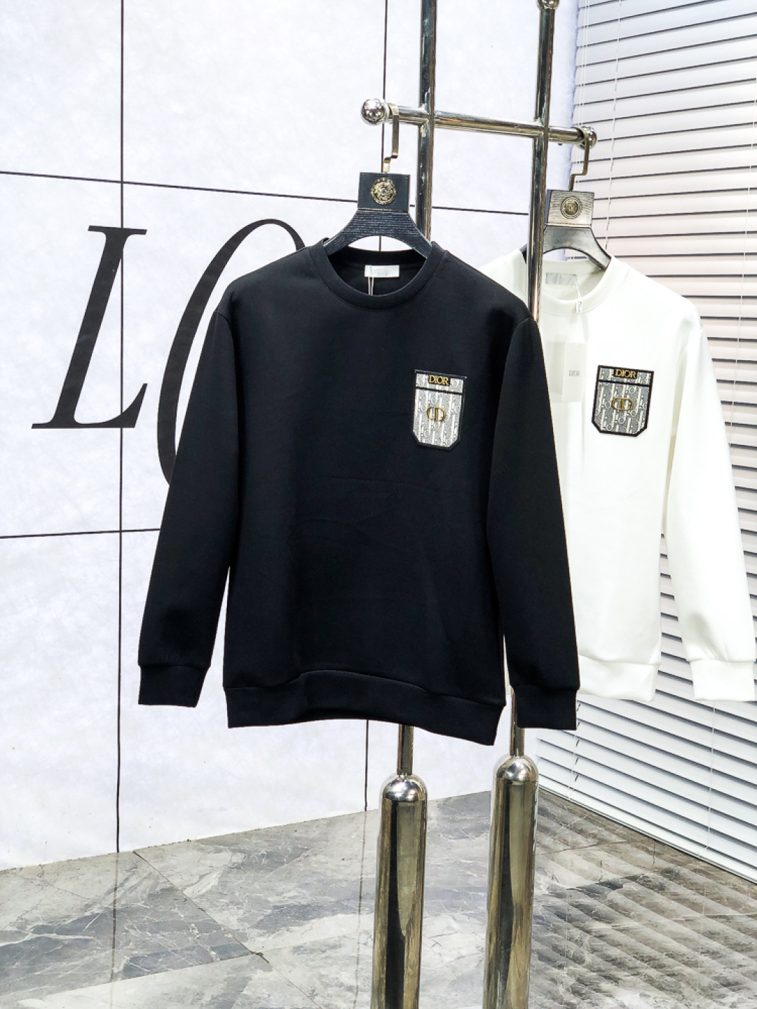 NO:653870,.Dior. 2025 autumn and winter new letter l space cotton sweatshirt. Channel boutique!  Urban series products, made with letter logo elements that are full of luxury, w are the best styles that high-end temperament types must buy, 7 a single product with great accent and charm!  The original customized imported double-sided water-soluble cotton fabric has a comfortable hand feel, the embroidered letter design effect is quite exquisite, fashionable, classic and versatile!  Size.xs-L.xs wears 175/130 pounds, dior, hoodie, sweatshirts, alexander wang19860909.Dior.2025秋冬新款字母l太空棉卫衣.渠道精品！都市系列产物,奢华程度满分的字母logo元素打造,w高端气质型必入的极品款式,7一款极具腔调感与魅力的单品！ 原版定制进口双面水溶棉面料,手感舒适,刺绣字母设计效果相当精致,时尚经典百搭！ 尺码.xs-L.xs穿175/130斤,,dior,hoodie,sweatshirts,alexander wang,Men's clothing