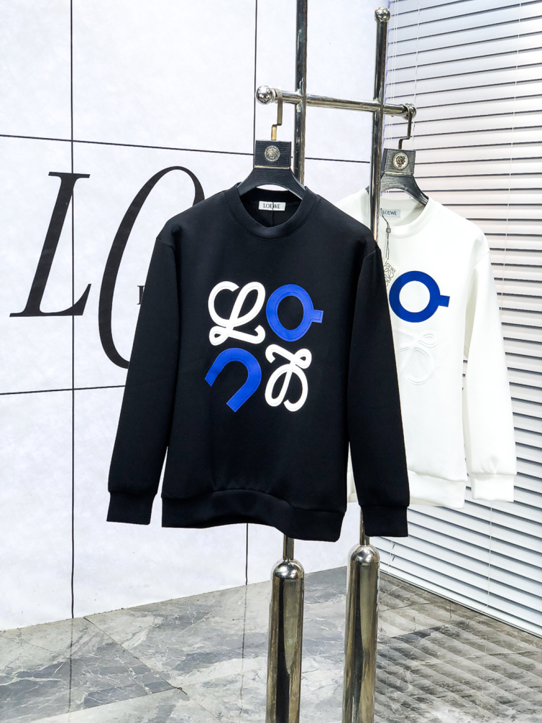 NO:653878,.Loewe. 2025 autumn and winter new letter L space cotton sweatshirt. Channel boutique!  Urban series products, made with letter logo elements that are full of luxury, w are the best styles that high-end temperament types must buy, 7 a single product with great accent and charm!  The original customized imported double-sided water-soluble cotton fabric has a comfortable hand feel, the embroidered letter design effect is quite exquisite, fashionable, classic and versatile!  Size.xs-L.xs wears 175/130 pounds,,loewe,hoodie,sweatshirts,alexander wang19860909.罗意威.2025秋冬新款字母l太空棉卫衣.渠道精品！都市系列产物,奢华程度满分的字母logo元素打造,w高端气质型必入的极品款式,7一款极具腔调感与魅力的单品！ 原版定制进口双面水溶棉面料,手感舒适,刺绣字母设计效果相当精致,时尚经典百搭！ 尺码.xs-L.xs穿175/130斤,,loewe,hoodie,sweatshirts,alexander wang,Men's clothing