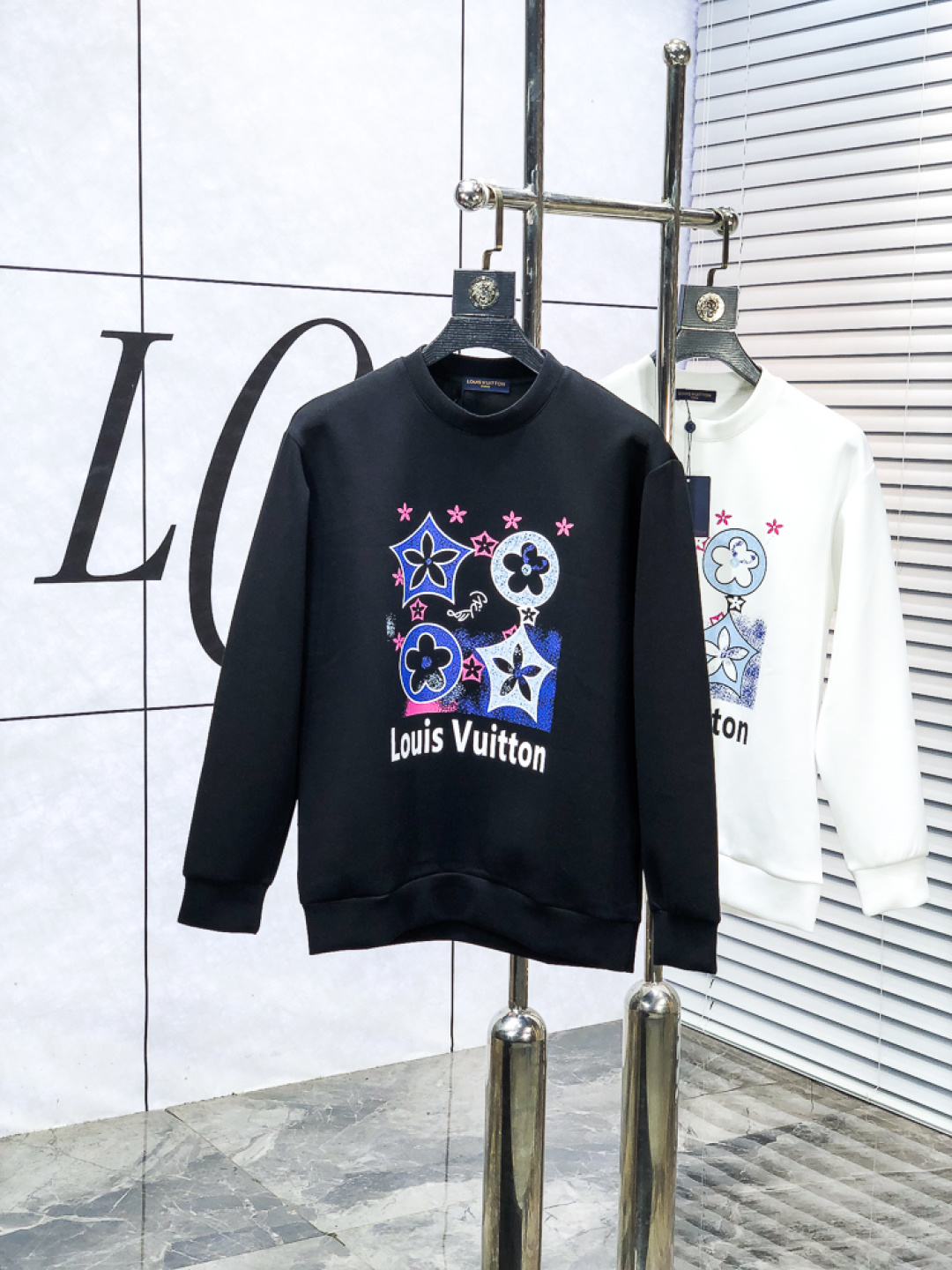 NO:653886,.Lv. 2025 autumn and winter new letter l space cotton sweatshirt. Channel boutique!  Urban series products, made with letter logo elements that are full of luxury, w are the best styles that high-end temperament types must buy, 7 a single product with great accent and charm!  The original customized imported double-sided water-soluble cotton fabric has a comfortable hand feel, the embroidered letter design effect is quite exquisite, fashionable, classic and versatile!  Size.xs-L.xs wears 175/130 pounds,,louis vuitton,hoodie,sweatshirts,alexander wang19860909.Lv.2025秋冬新款字母l太空棉卫衣.渠道精品！都市系列产物,奢华程度满分的字母logo元素打造,w高端气质型必入的极品款式,7一款极具腔调感与魅力的单品！ 原版定制进口双面水溶棉面料,手感舒适,刺绣字母设计效果相当精致,时尚经典百搭！ 尺码.xs-L.xs穿175/130斤,,louis vuitton,hoodie,sweatshirts,alexander wang,Men's clothing