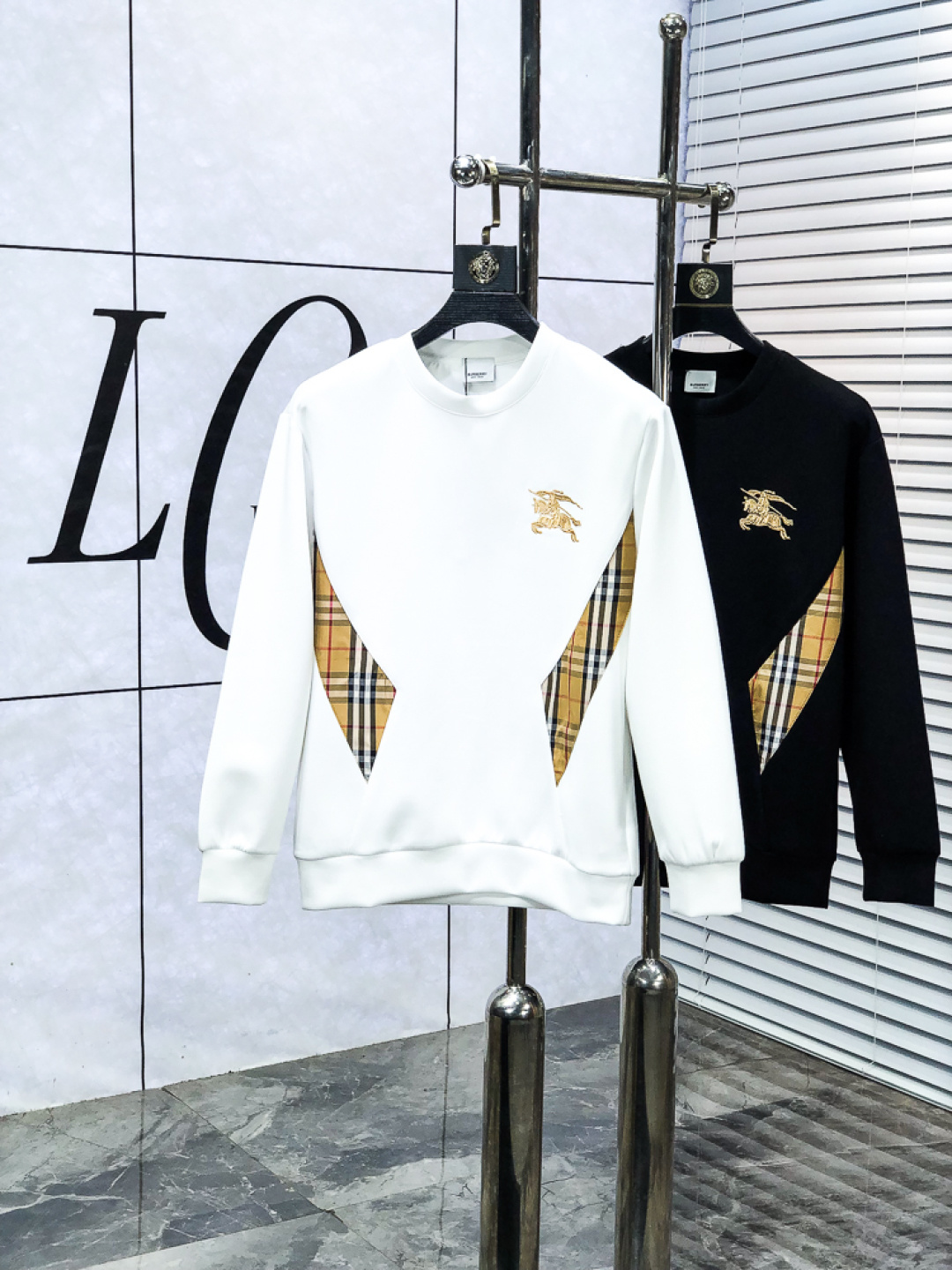 NO:653894,.Burberry. 2025 autumn and winter new letter L space cotton sweatshirt. Channel boutique!  Urban series products, made with letter logo elements that are full of luxury, w are the best styles that high-end temperament types must buy, 7 a single product with great accent and charm!  The original customized imported double-sided water-soluble cotton fabric has a comfortable hand feel, the embroidered letter design effect is quite exquisite, fashionable, classic and versatile!  Size.xs-L.xs wears 175/130 pounds,,burberry,hoodie,sweatshirts,alexander wang19860909.巴宝莉.2025秋冬新款字母l太空棉卫衣.渠道精品！都市系列产物,奢华程度满分的字母logo元素打造,w高端气质型必入的极品款式,7一款极具腔调感与魅力的单品！ 原版定制进口双面水溶棉面料,手感舒适,刺绣字母设计效果相当精致,时尚经典百搭！ 尺码.xs-L.xs穿175/130斤,,burberry,hoodie,sweatshirts,alexander wang,Men's clothing