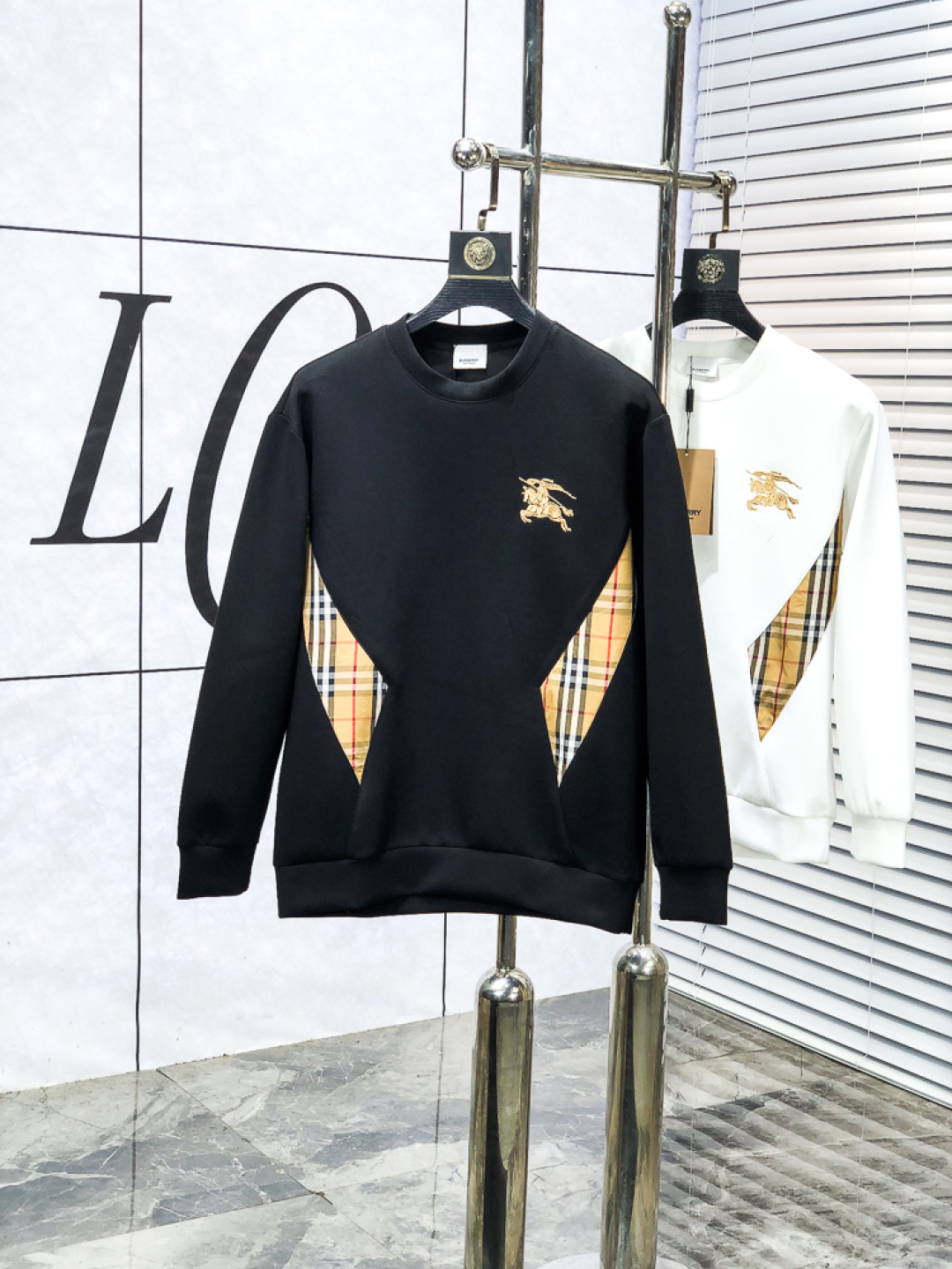 NO:653902,. Burberry. 2025 autumn and winter new letter L space cotton sweatshirt. Channel boutique!  Urban series products, made with letter logo elements that are full of luxury, w are the best styles that high-end temperament types must buy, 7 a single product with great accent and charm!  The original customized imported double-sided water-soluble cotton fabric has a comfortable hand feel, the embroidered letter design effect is quite exquisite, fashionable, classic and versatile!  Size.xs-L.xs wears 175/130 pounds,,burberry,hoodie,sweatshirts,alexander wang19860909. 巴宝莉.2025秋冬新款字母l太空棉卫衣.渠道精品！都市系列产物,奢华程度满分的字母logo元素打造,w高端气质型必入的极品款式,7一款极具腔调感与魅力的单品！ 原版定制进口双面水溶棉面料,手感舒适,刺绣字母设计效果相当精致,时尚经典百搭！ 尺码.xs-L.xs穿175/130斤,,burberry,hoodie,sweatshirts,alexander wang,Men's clothing