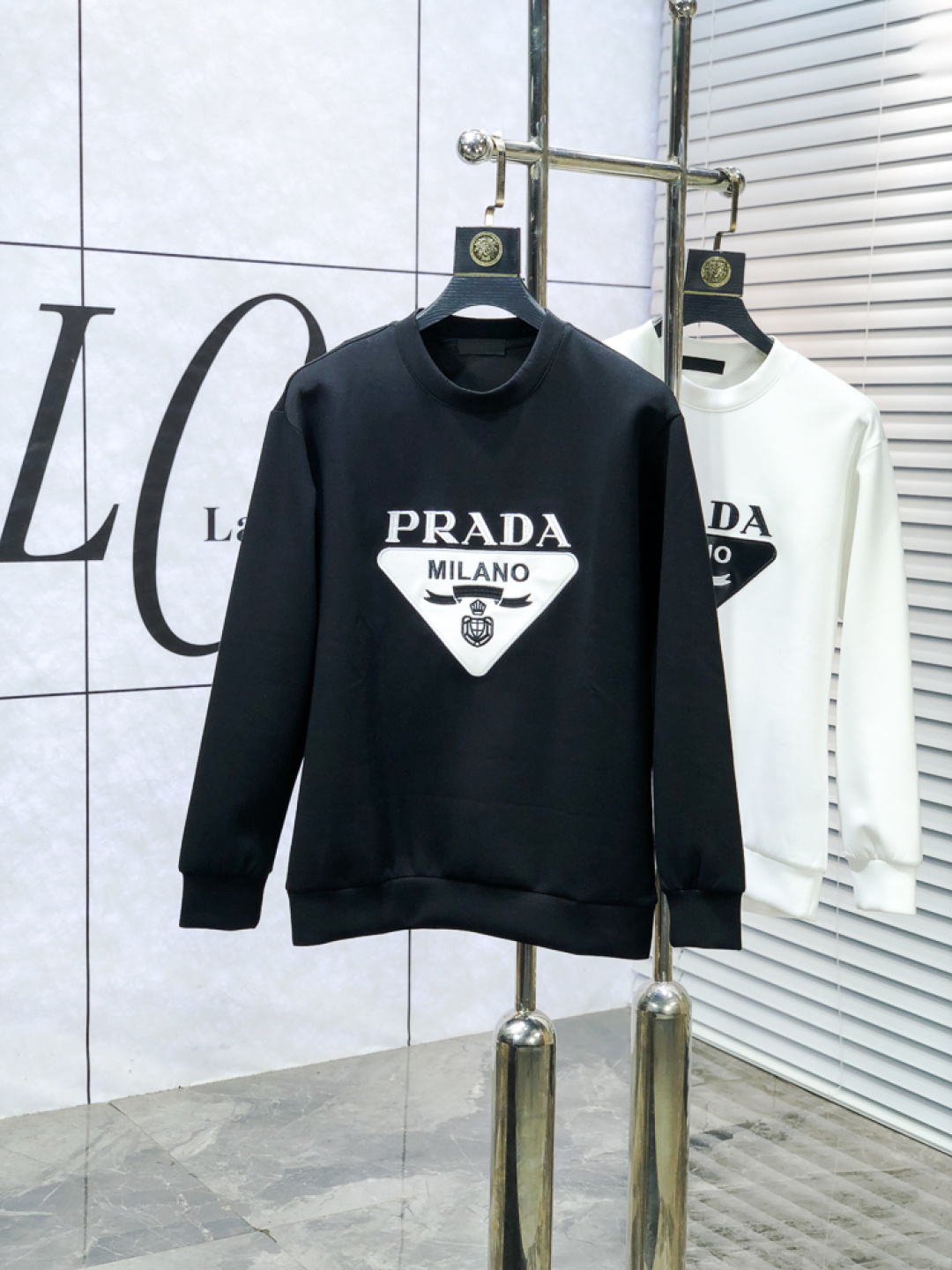 NO:653918,. Prada. 2025 autumn and winter new letter L space cotton sweatshirt. Channel boutique!  Urban series products, made with letter logo elements that are full of luxury, w are the best styles that high-end temperament types must buy, 7 a single product with great accent and charm!  The original customized imported double-sided water-soluble cotton fabric has a comfortable hand feel, the embroidered letter design effect is quite exquisite, fashionable, classic and versatile!  Size.xs-L.xs wears 175/130 pounds, prada, hoodie, sweatshirts, alexander wang19860909. 普拉达.2025秋冬新款字母l太空棉卫衣.渠道精品！都市系列产物,奢华程度满分的字母logo元素打造,w高端气质型必入的极品款式,7一款极具腔调感与魅力的单品！ 原版定制进口双面水溶棉面料,手感舒适,刺绣字母设计效果相当精致,时尚经典百搭！ 尺码.xs-L.xs穿175/130斤,,prada,hoodie,sweatshirts,alexander wang,Men's clothing