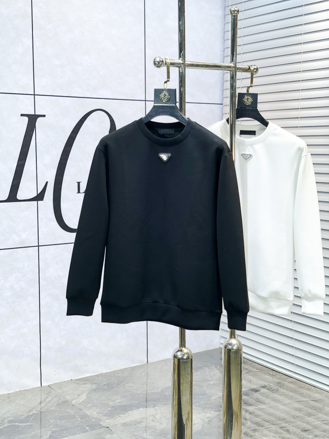 NO:660731,.Prada. 2025 autumn and winter new letter L space cotton sweatshirt. Channel boutique!  Urban series products, made with letter logo elements that are full of luxury, w are the best styles that high-end temperament types must buy, 7 a single product with great accent and charm!  The original customized imported double-sided water-soluble cotton fabric has a comfortable hand feel, the embroidered letter design effect is quite exquisite, fashionable, classic and versatile!  Size.xs-L.xs wears 175/130 pounds, prada, hoodie, sweatshirts,  19860909.普拉达.2025秋冬新款字母l太空棉卫衣.渠道精品！都市系列产物,奢华程度满分的字母logo元素打造,w高端气质型必入的极品款式,7一款极具腔调感与魅力的单品！ 原版定制进口双面水溶棉面料,手感舒适,刺绣字母设计效果相当精致,时尚经典百搭！ 尺码.xs-L.xs穿175/130斤,,prada,hoodie,sweatshirts, ,Men's clothing