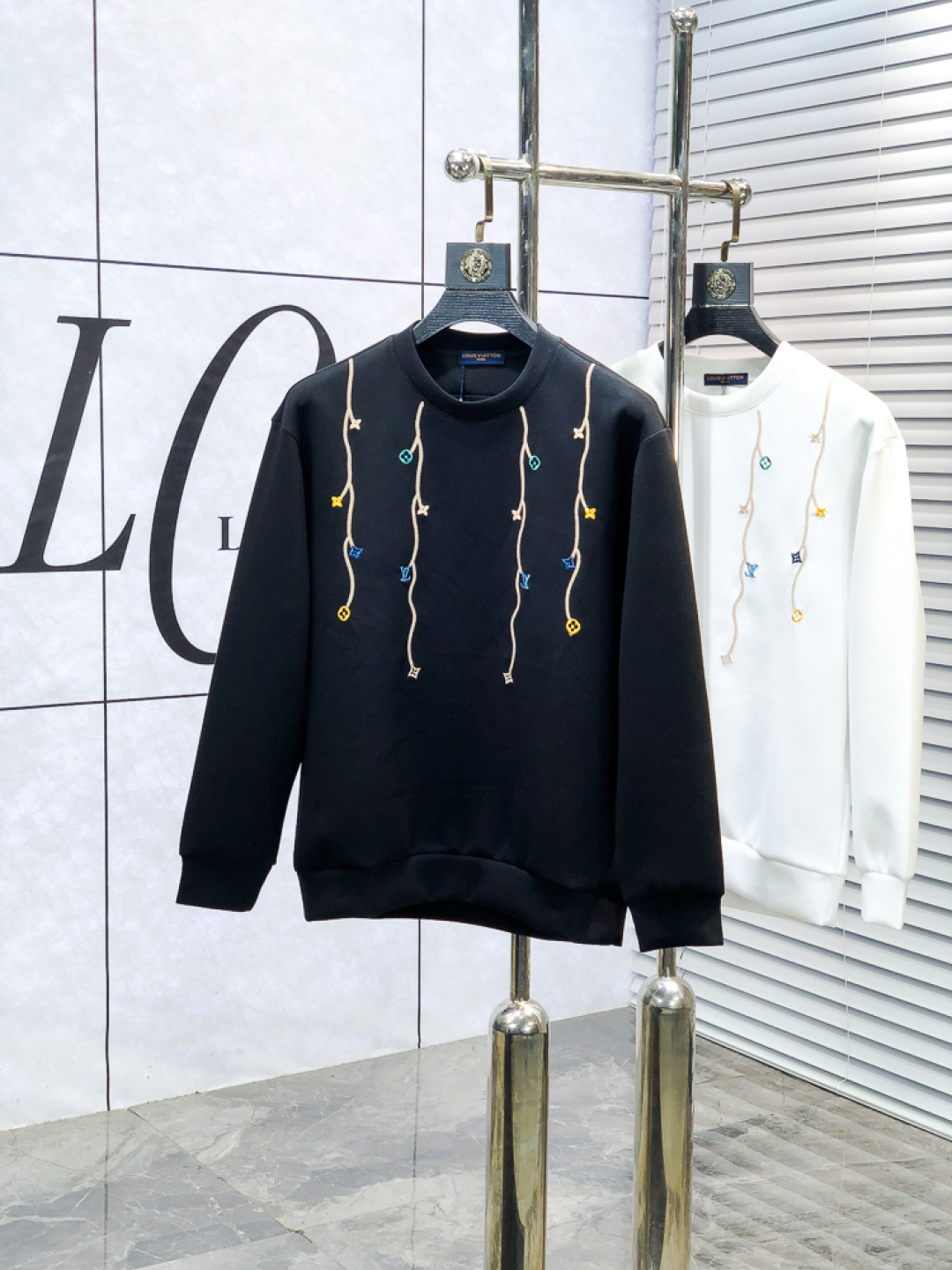 NO:660736,.Lv. 2025 autumn and winter new letter l space cotton sweatshirt. Channel boutique!  Urban series products, made with letter logo elements that are full of luxury, w are the best styles that high-end temperament types must buy, 7 a single product with great accent and charm!  The original customized imported double-sided water-soluble cotton fabric has a comfortable hand feel, the embroidered letter design effect is quite exquisite, fashionable, classic and versatile!  Size.xs-L.xs wears 175/130 pounds,,louis vuitton,hoodie,sweatshirts, 19860909.Lv.2025秋冬新款字母l太空棉卫衣.渠道精品！都市系列产物,奢华程度满分的字母logo元素打造,w高端气质型必入的极品款式,7一款极具腔调感与魅力的单品！ 原版定制进口双面水溶棉面料,手感舒适,刺绣字母设计效果相当精致,时尚经典百搭！ 尺码.xs-L.xs穿175/130斤,,louis vuitton,hoodie,sweatshirts, ,Men's clothing